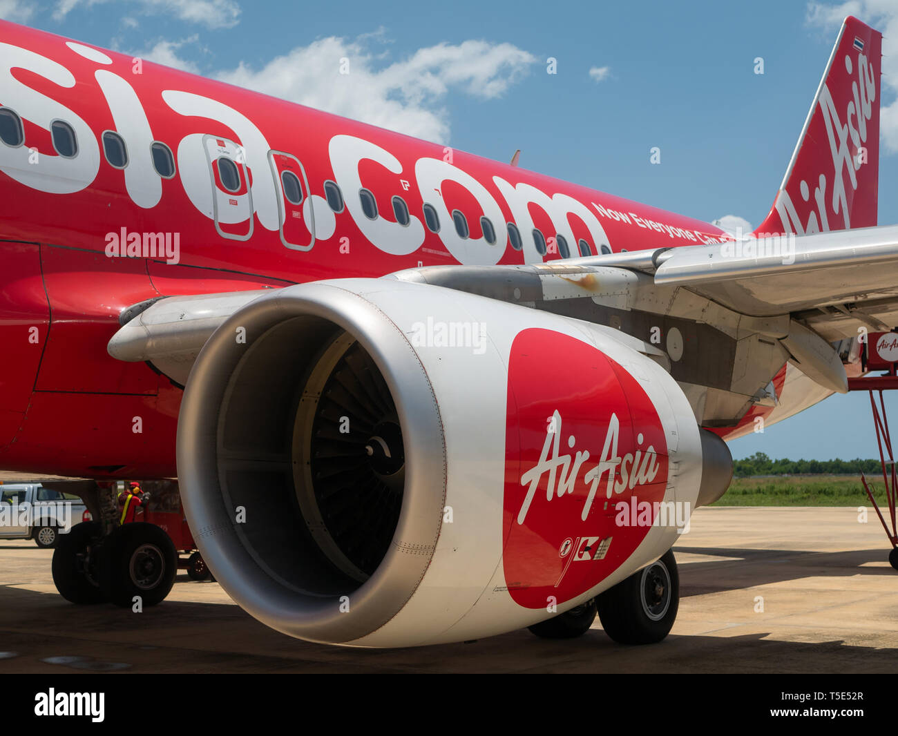 Airbus A320 von Thai Air Asia am Flughafen Narathiwat im Süden Thailands. Stockfoto