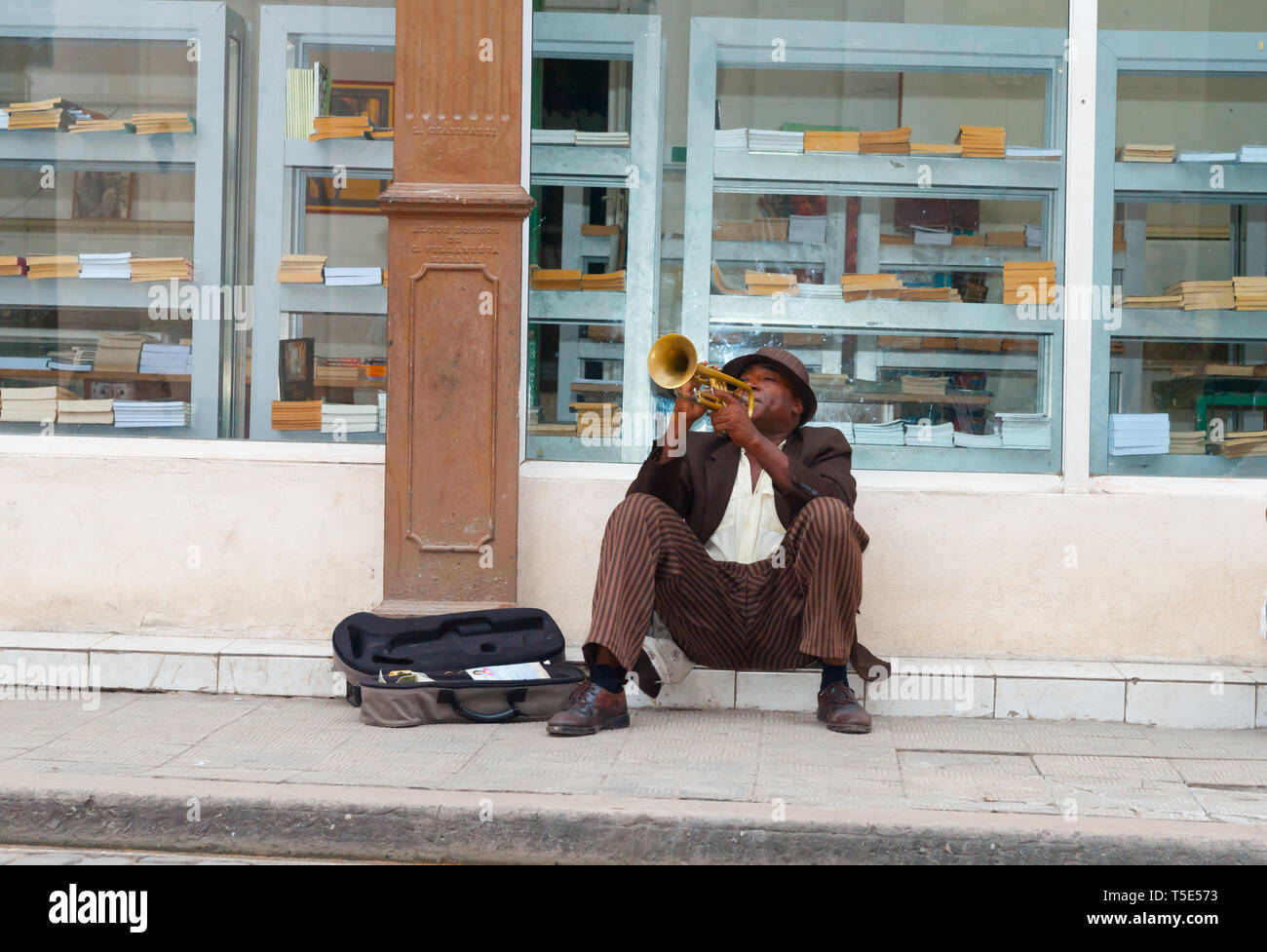 Havanna Kuba - 8. JULI 2012; Street Musik in Havanna mit Afro man Straßenmusik sitzend auf Fußweg vor Schaufenster spielen Trompete. Stockfoto