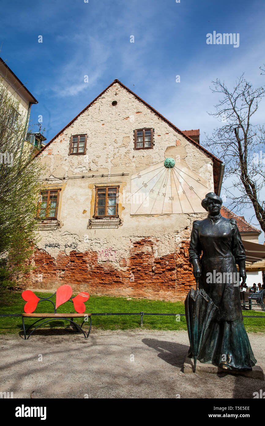 ZAGREB, KROATIEN - April 2018: Die Statue des berühmten Schriftstellers Marija Jurić Zagorka und Sun clock in Zagreb Stockfoto
