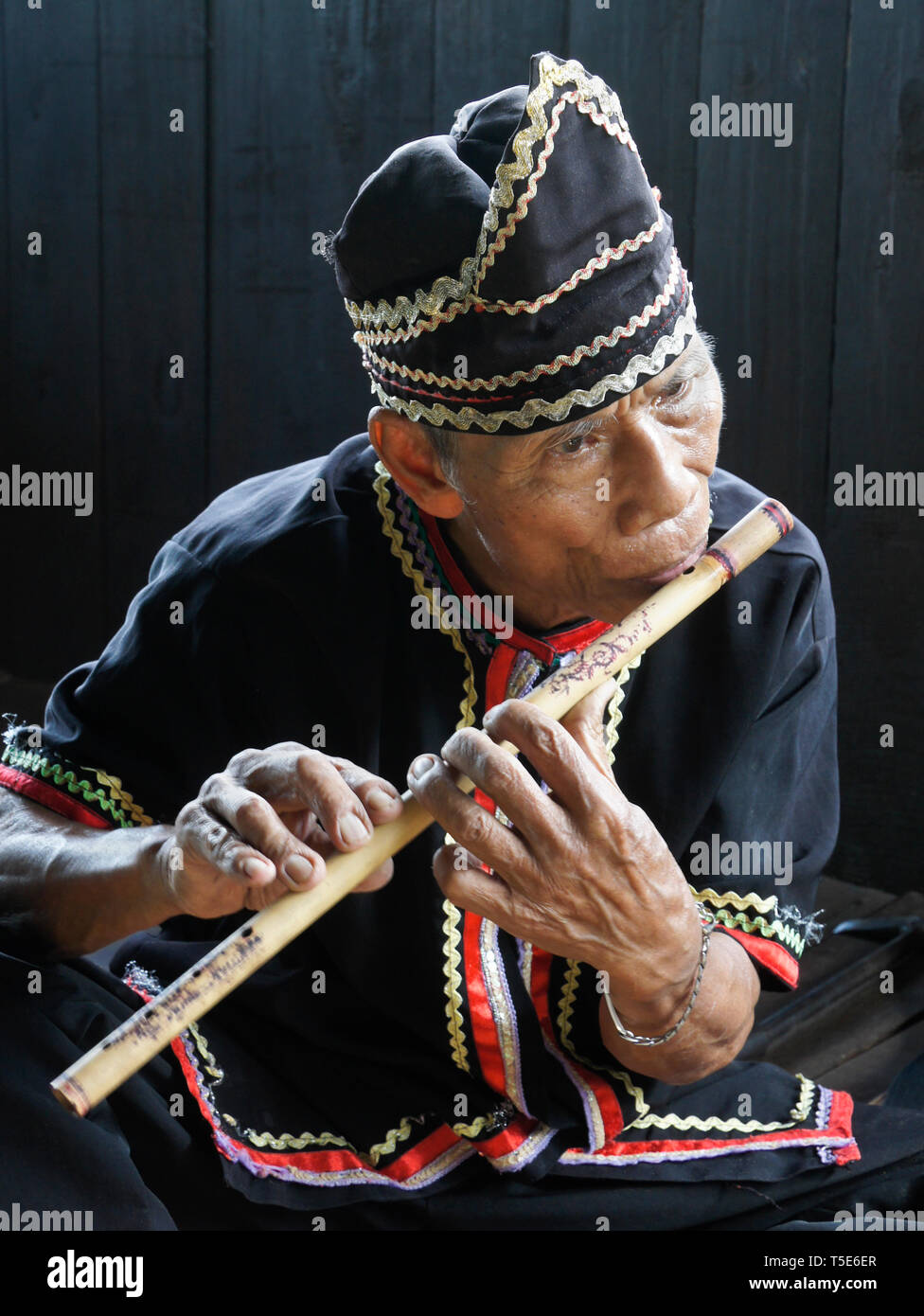 Iban Stammes- Mann spielt Flöte, Sarawak Cultural Village, Kuching, Sarawak (Borneo), Malaysia Stockfoto
