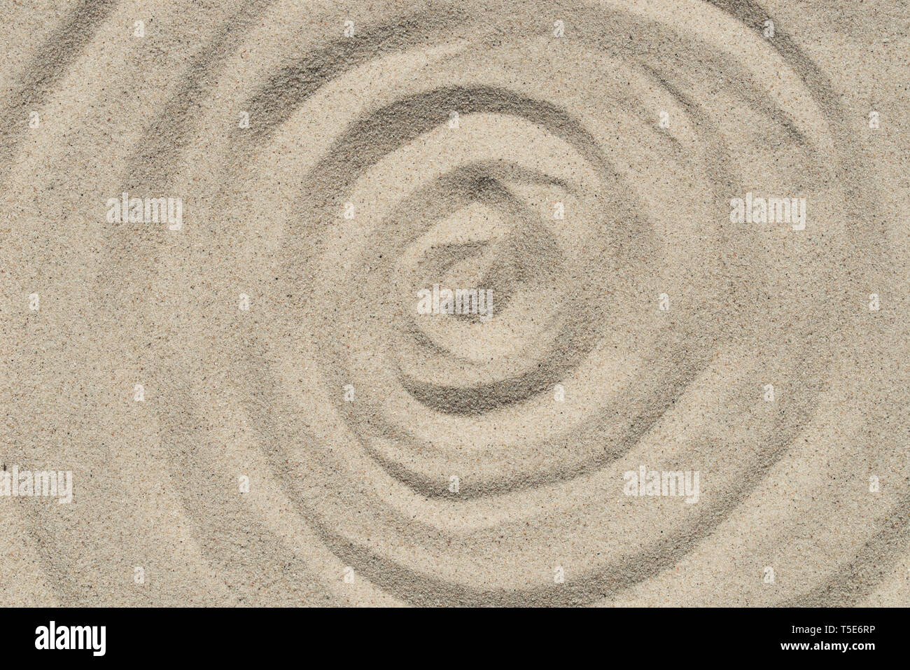 Konzentrische Kreise Muster auf natürlicher Sand Textur Hintergrund closeup Stockfoto