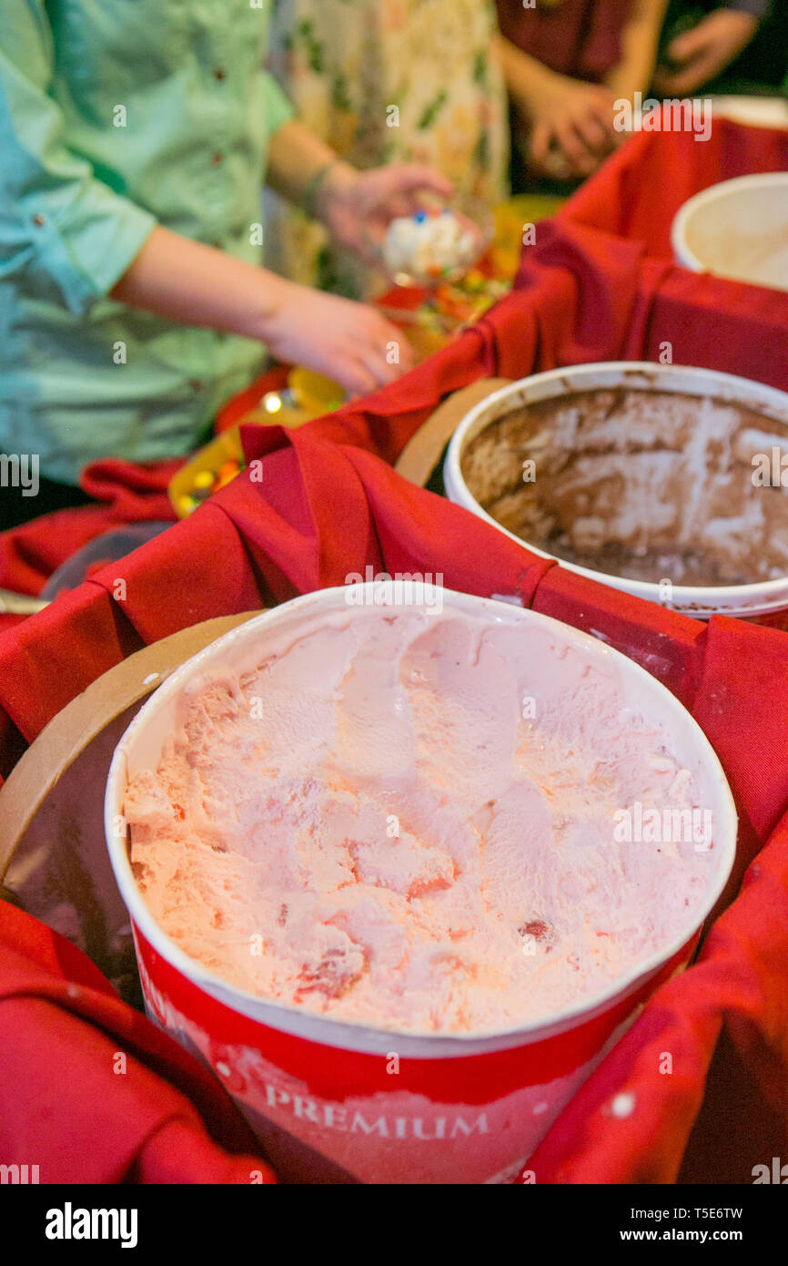 2 junge Teenager erhalten Dessert auf einer Party Stockfoto