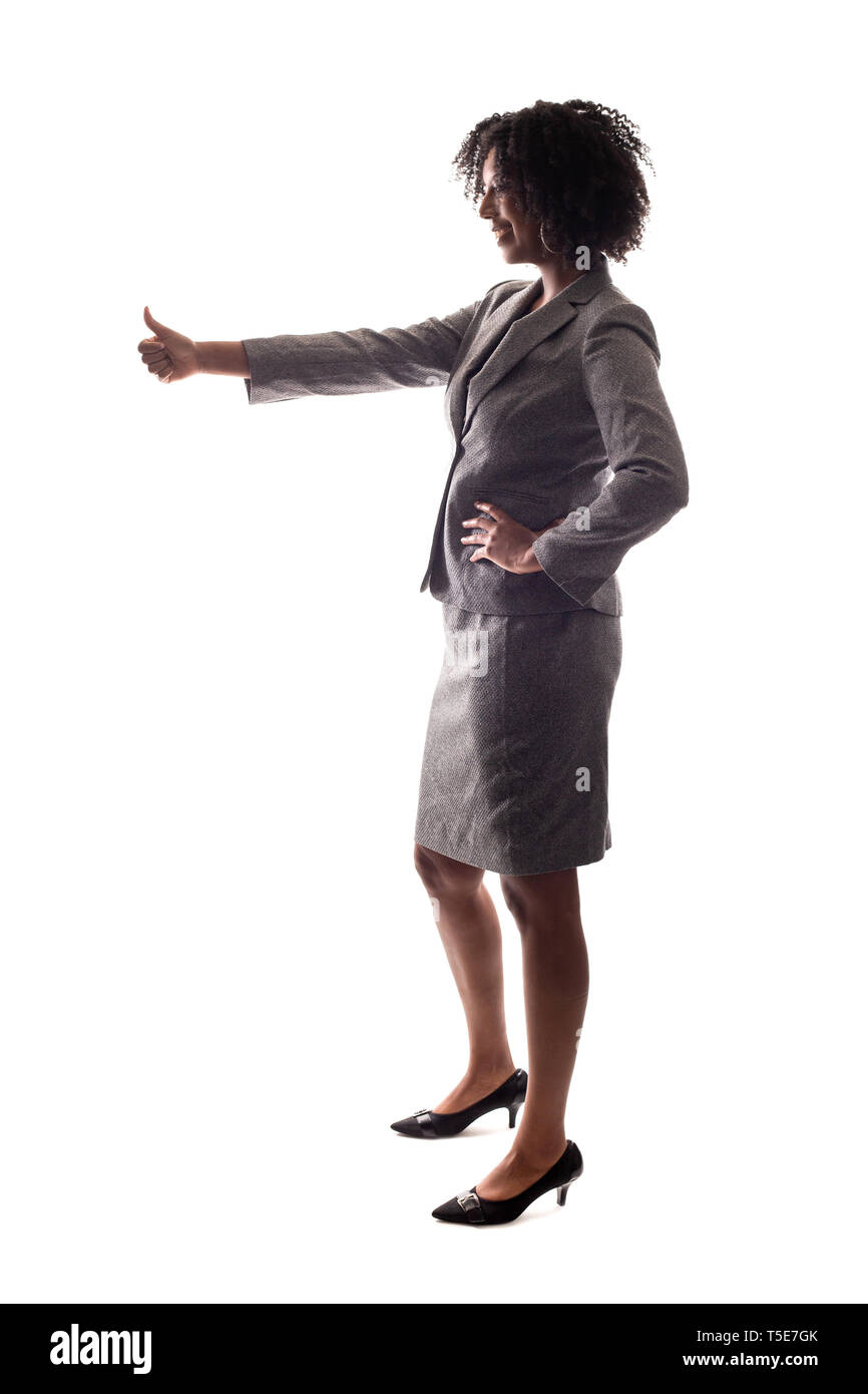 Seitenansicht eines Schwarzen Geschäftsfrau, die Gestik, die Genehmigung durch einen Daumen nach oben Aktion Stockfoto