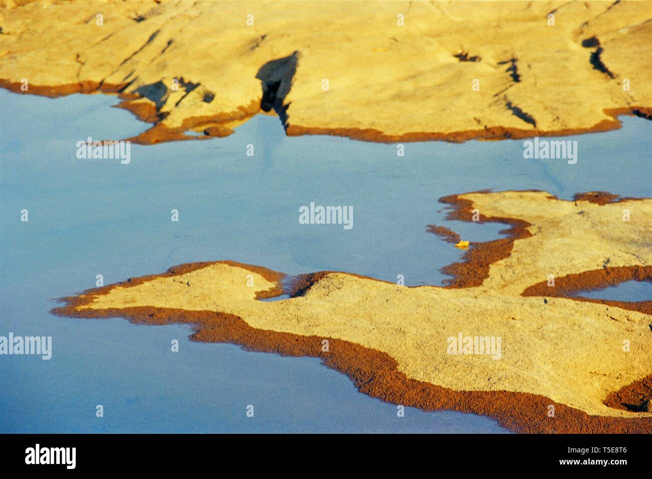 Animierte Rock liegt in Wasser bei Ghadoi Village, South Gujarat, Indien, Asien Stockfoto