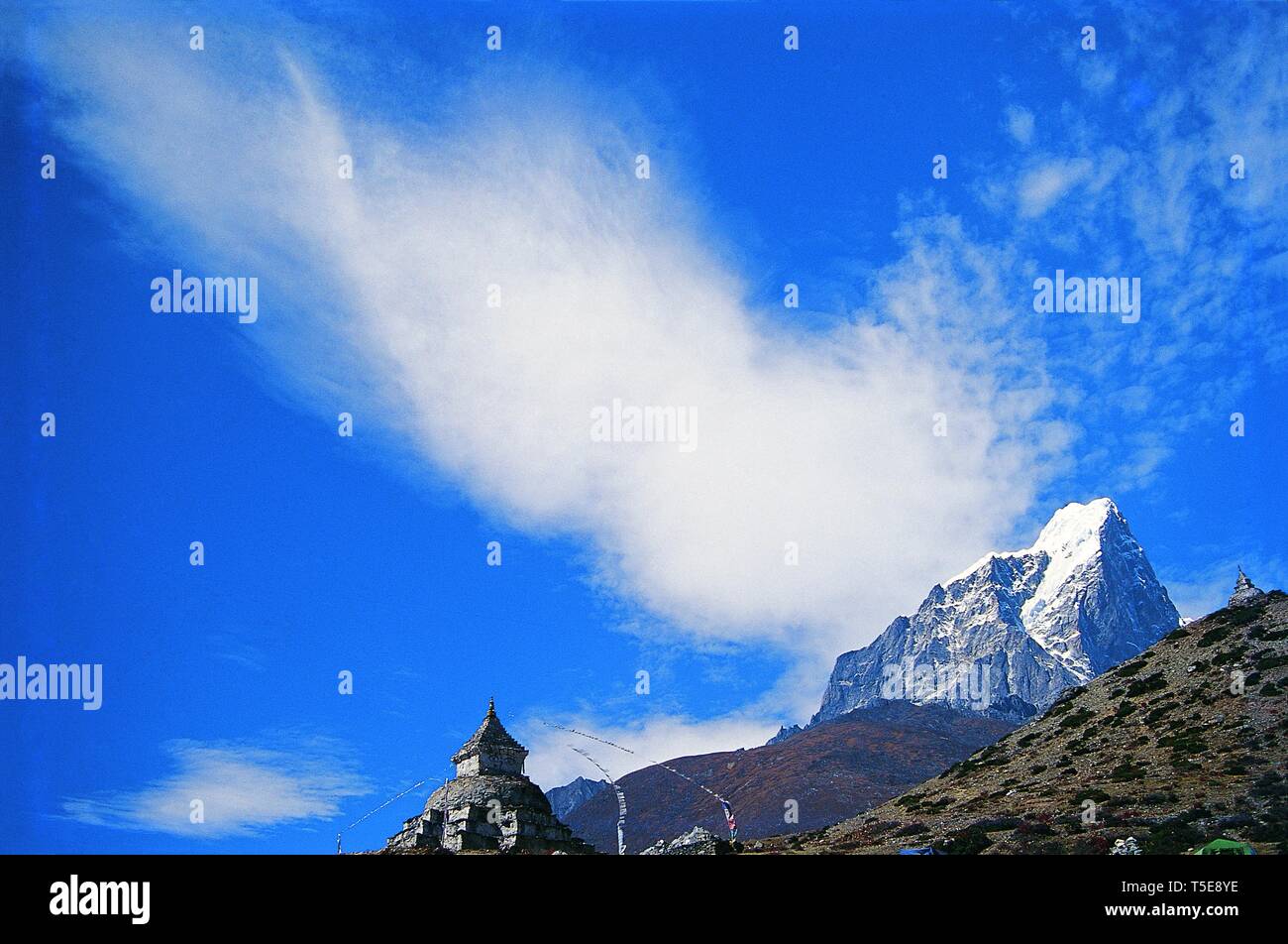 Wolken über Mt Tawache, Khumbu, Nepal Drohenden Stockfoto