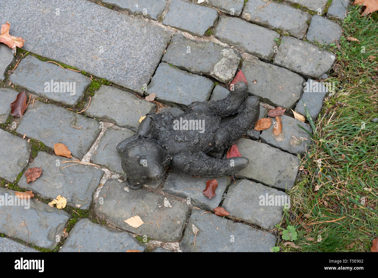 Portland, Oregon - 2018-11-20 - Teddybär Statue im Oregon Holocaust Memorial entfernt Stockfoto