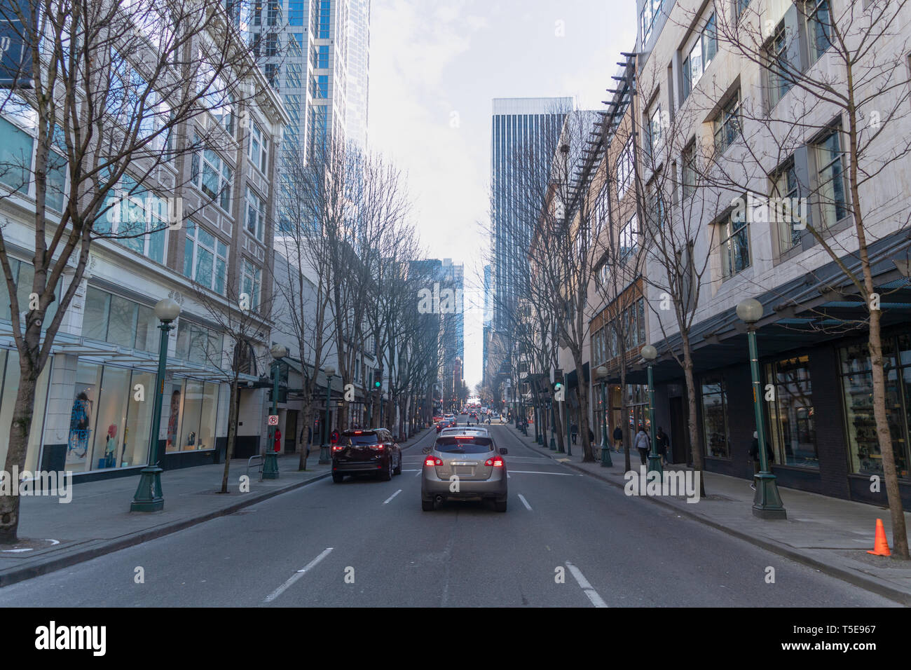 Seattle, Washington - 2019-03-02 - Seattle Downtown ansteigende Straße in einem Winter nicht regnerischen Tag Stockfoto