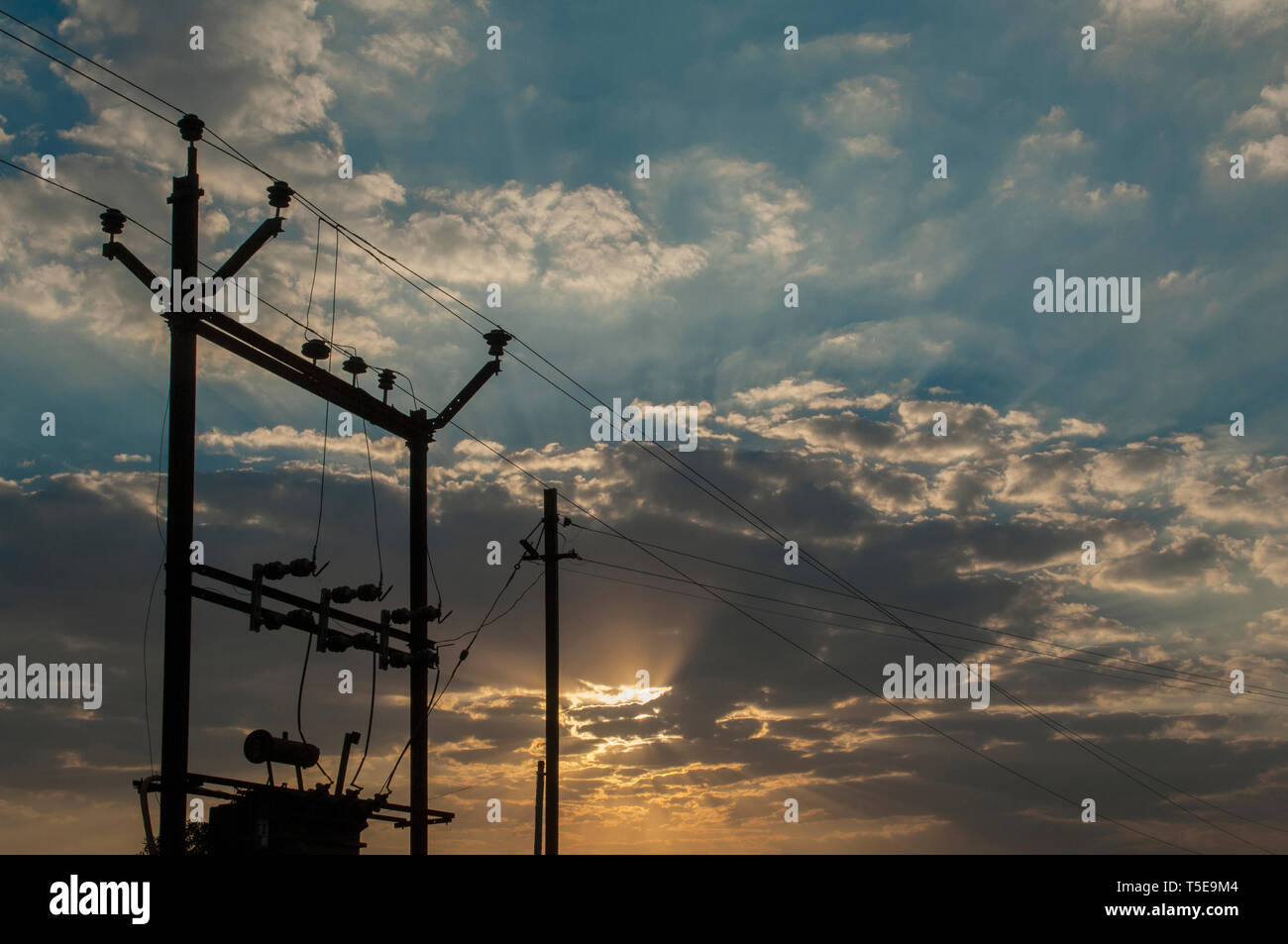 Metall Turm Getriebe und die Lieferung von Elektrizität, Indien, Asien Stockfoto