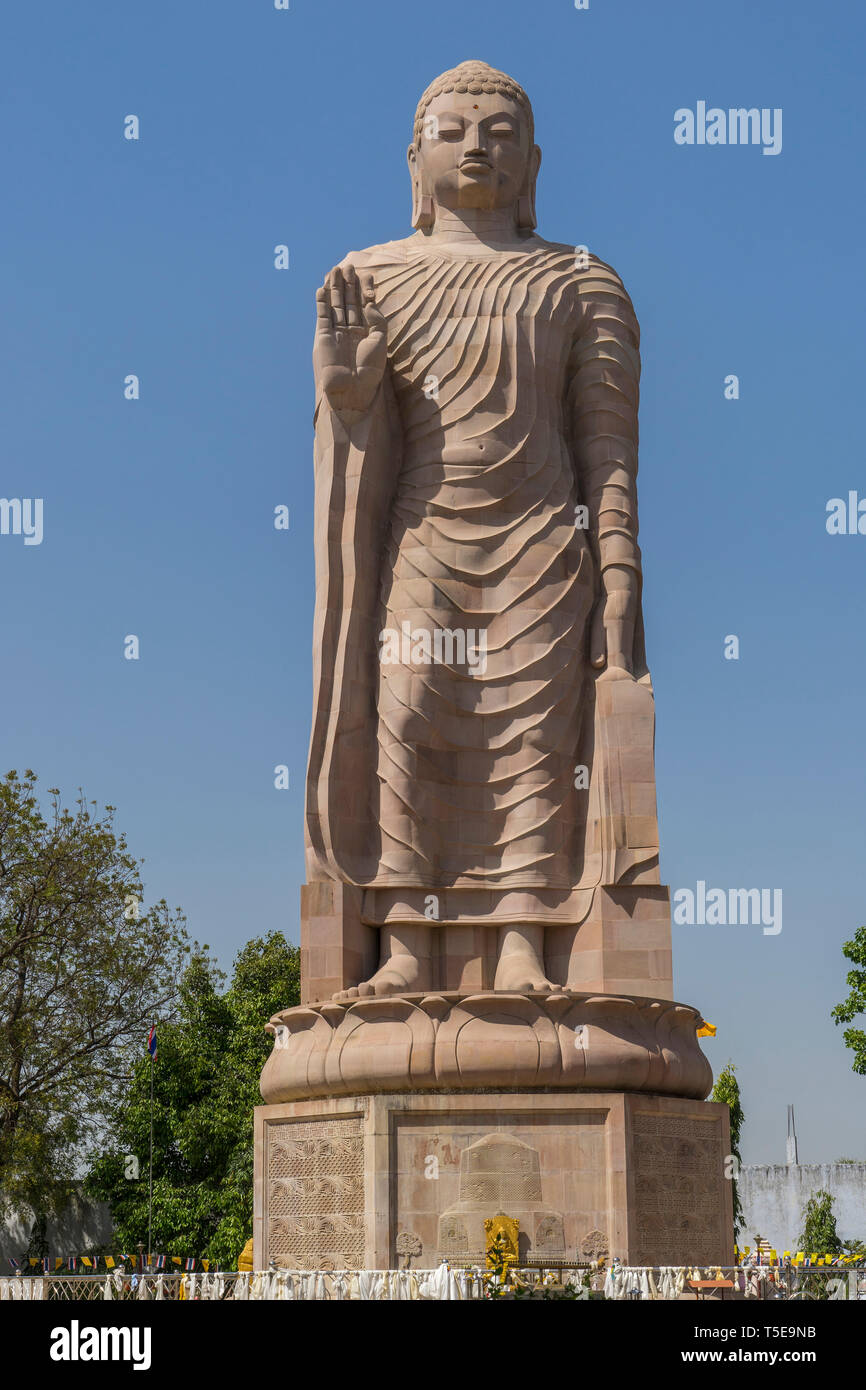 Riesige Skulptur von Buddha bei Sarnath, Uttar Pradesh, Indien, Asien Stockfoto