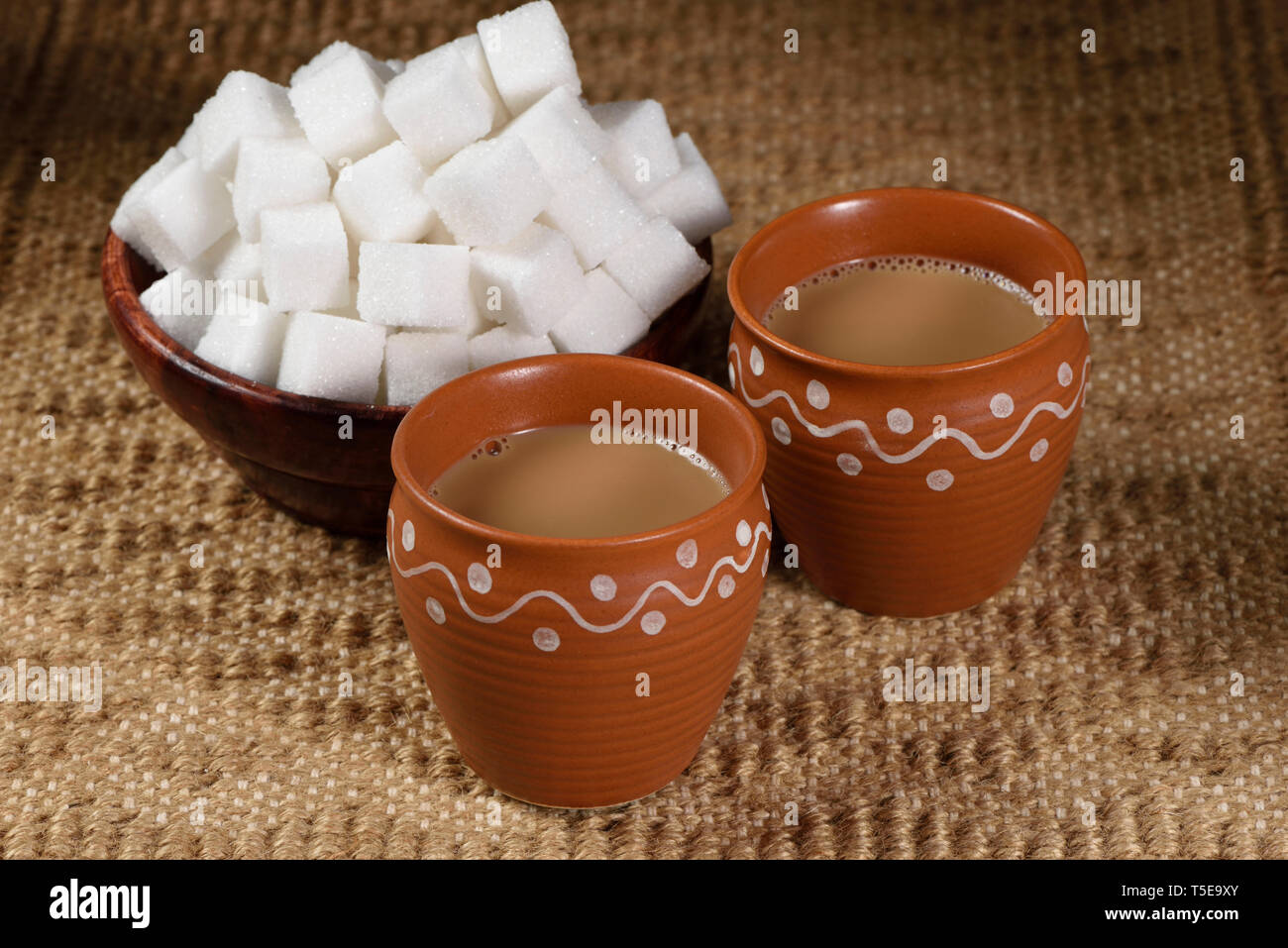 Tasse indische Kulhad Kaffee mit Zucker Würfel, Indien, Asien Stockfoto