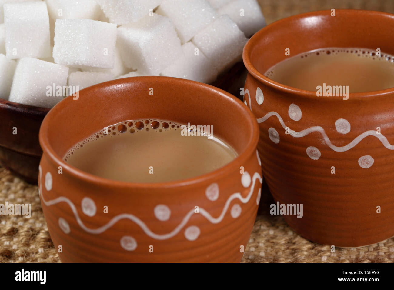 Tasse indische Kulhad Kaffee mit Zucker Würfel, Indien, Asien Stockfoto