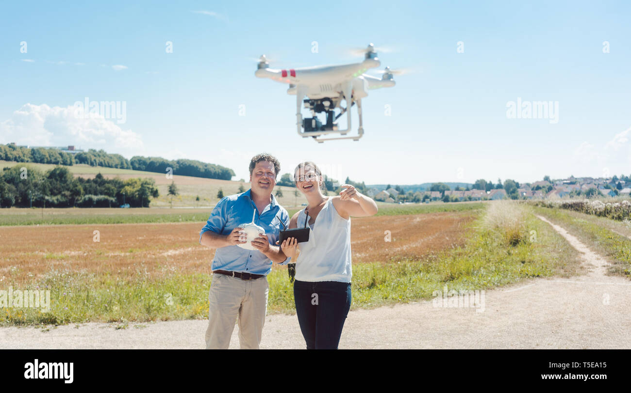 Crew, die eine Drohne es für ein Foto oder Film drehen zu nutzen. Stockfoto