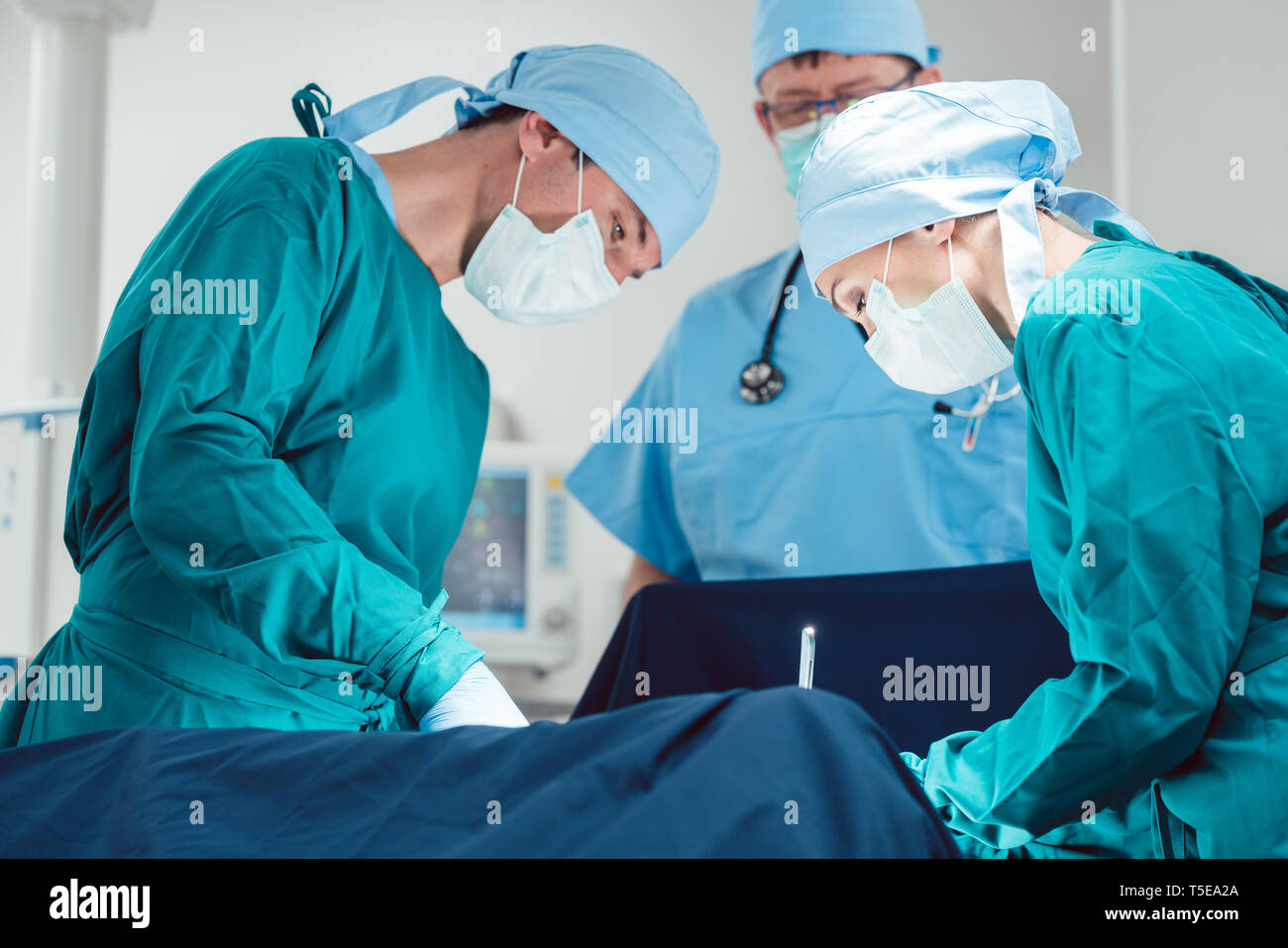 Ärzte, die im Krankenhaus Stockfoto