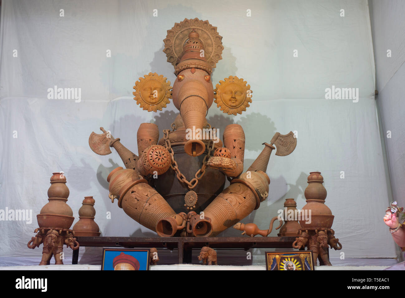 Idol von Lord Ganesha von Terracotta irdenes Geschirr, Pune, Maharashtra, Indien, Asien Stockfoto