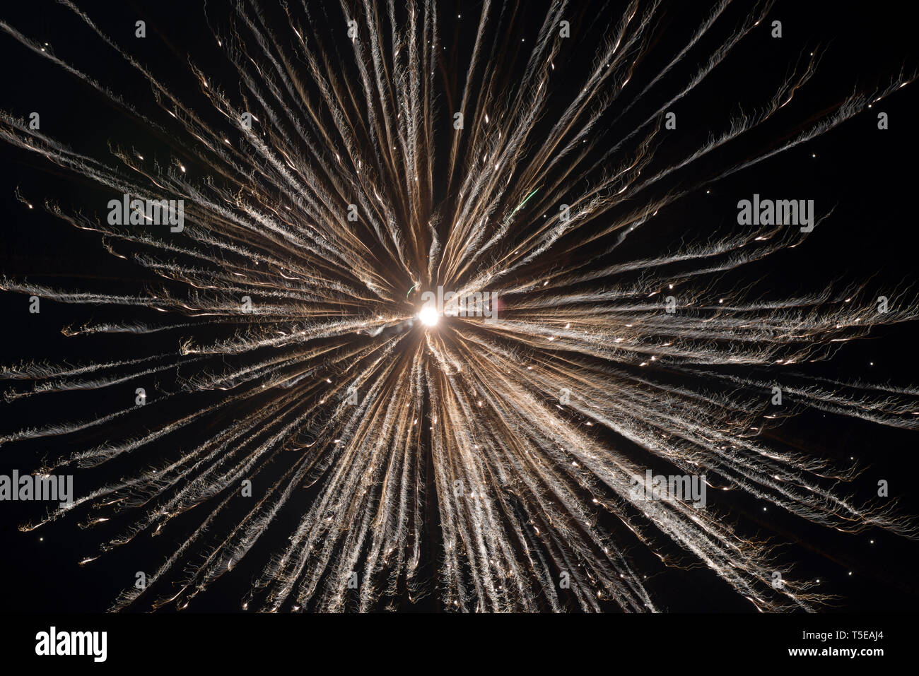 Feuerwerk in den Himmel, feiern Gudi Padva Festival, Thane Maharashtra Indien Asien Stockfoto