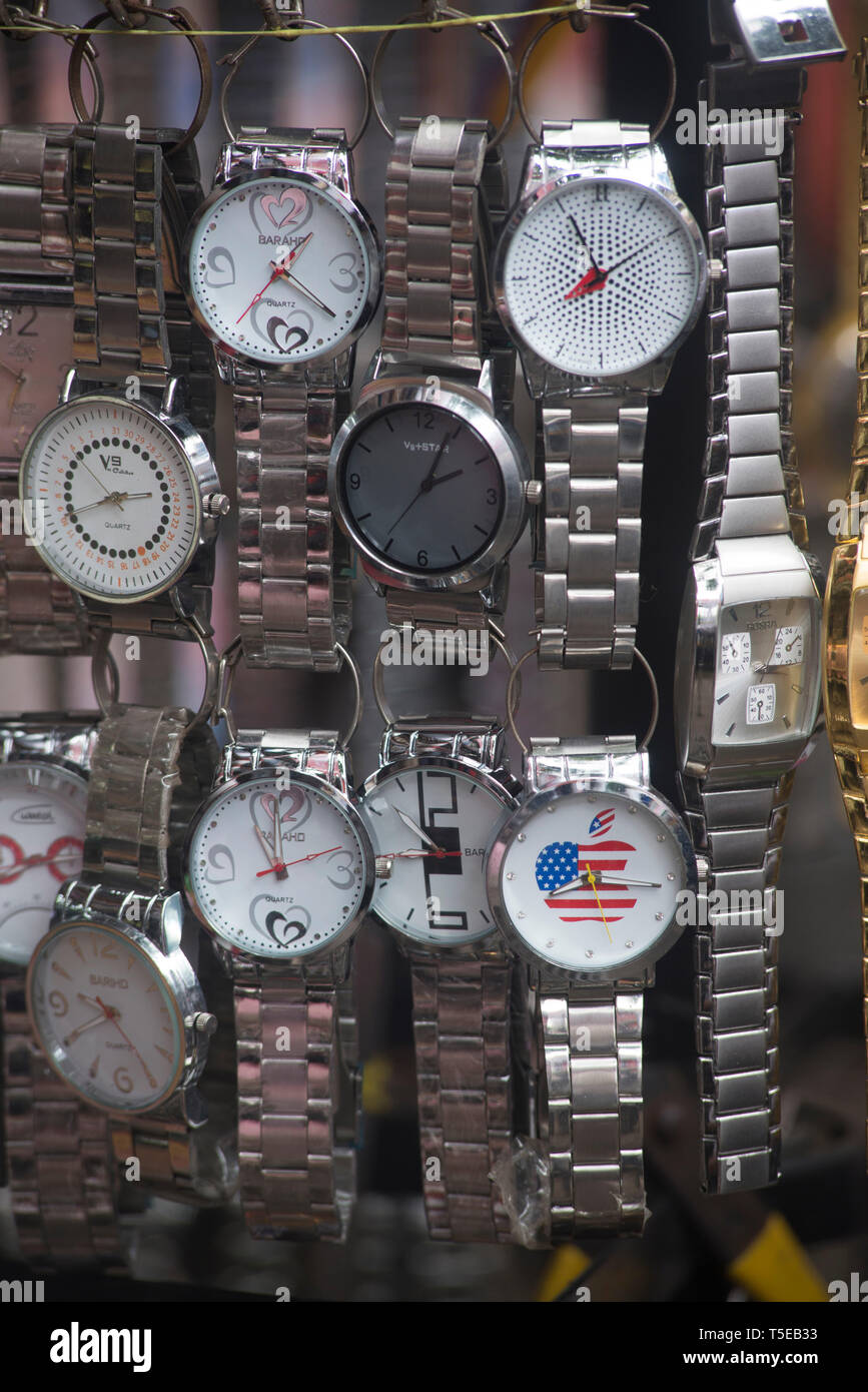 Armbanduhren hängenden außerhalb shop zum Verkauf, Pune, Maharashtra, Indien, Asien Stockfoto