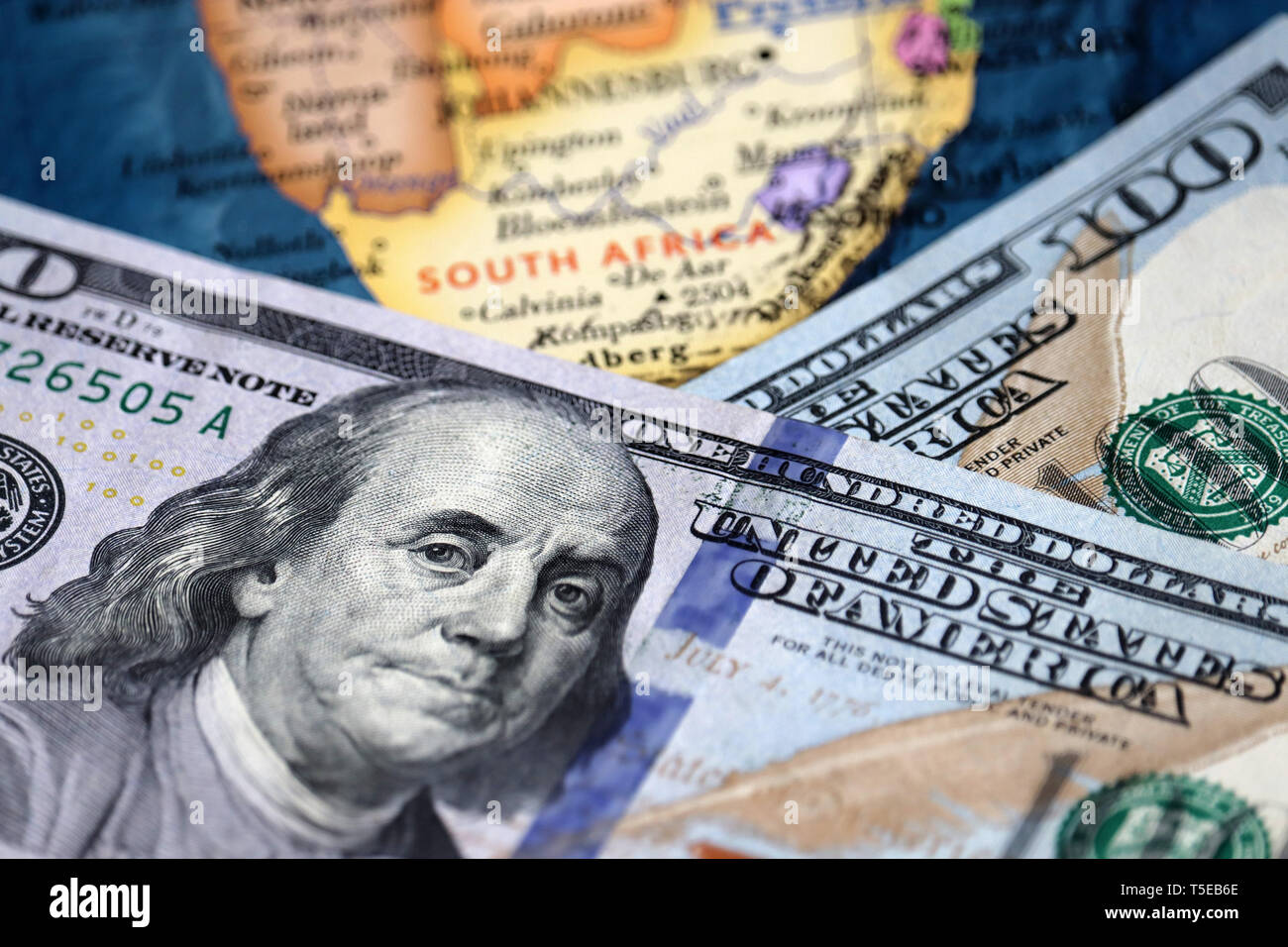 US-Dollar auf den Südafrika Karte. Amerikanische Investitionen und Handel, die Südafrikanische Wirtschaft Stockfoto