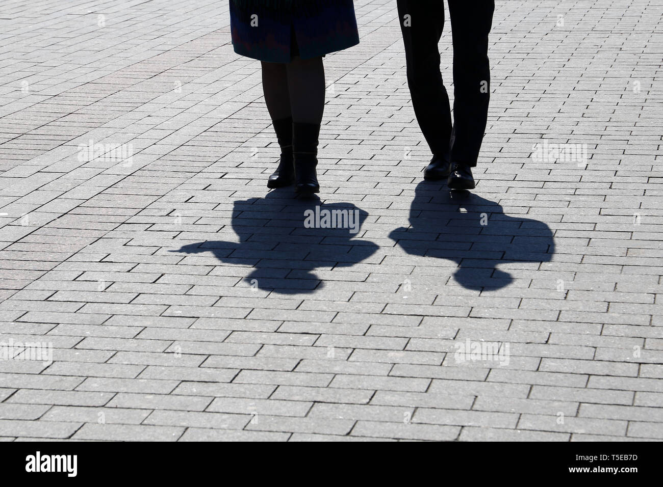 Silhouetten und Schatten von zwei Menschen auf der Straße. Liebe Paar im Freien, Konzept der Beziehung, Freundschaft, dramatische Leben Stockfoto