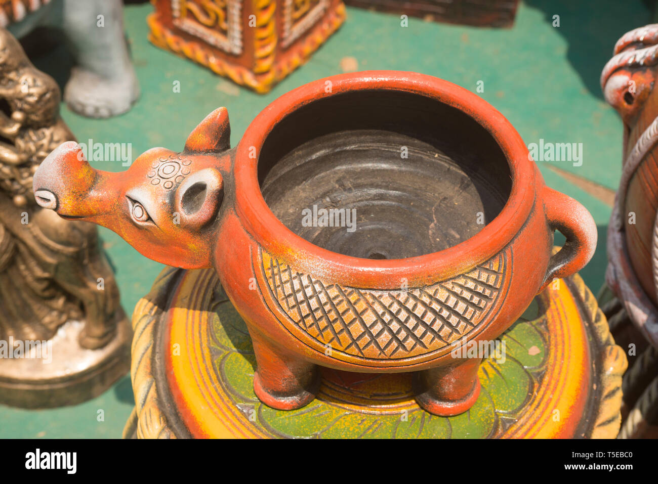 Rhino Form dekorative Pflanzmaschine, gehalten für verkaufen, Thane, Maharashtra, Indien, Asien Stockfoto