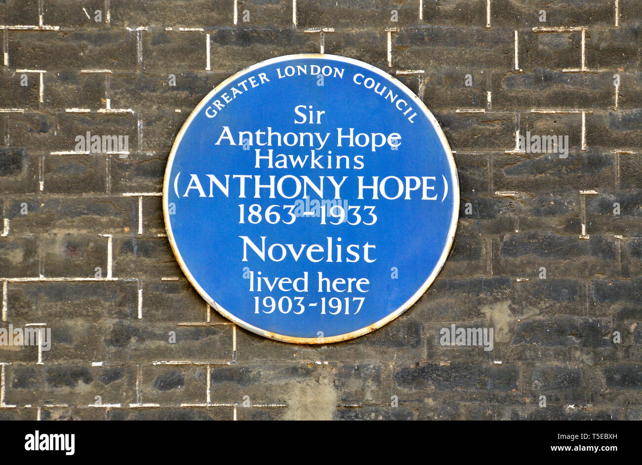 London, England, UK. Commemorative blaue Plakette: Sir Anthony Hope Hawkins (Anthony Hope) 1863 - 1933, Schriftsteller lebte hier 1903-1917. 41 Bedford Square Stockfoto