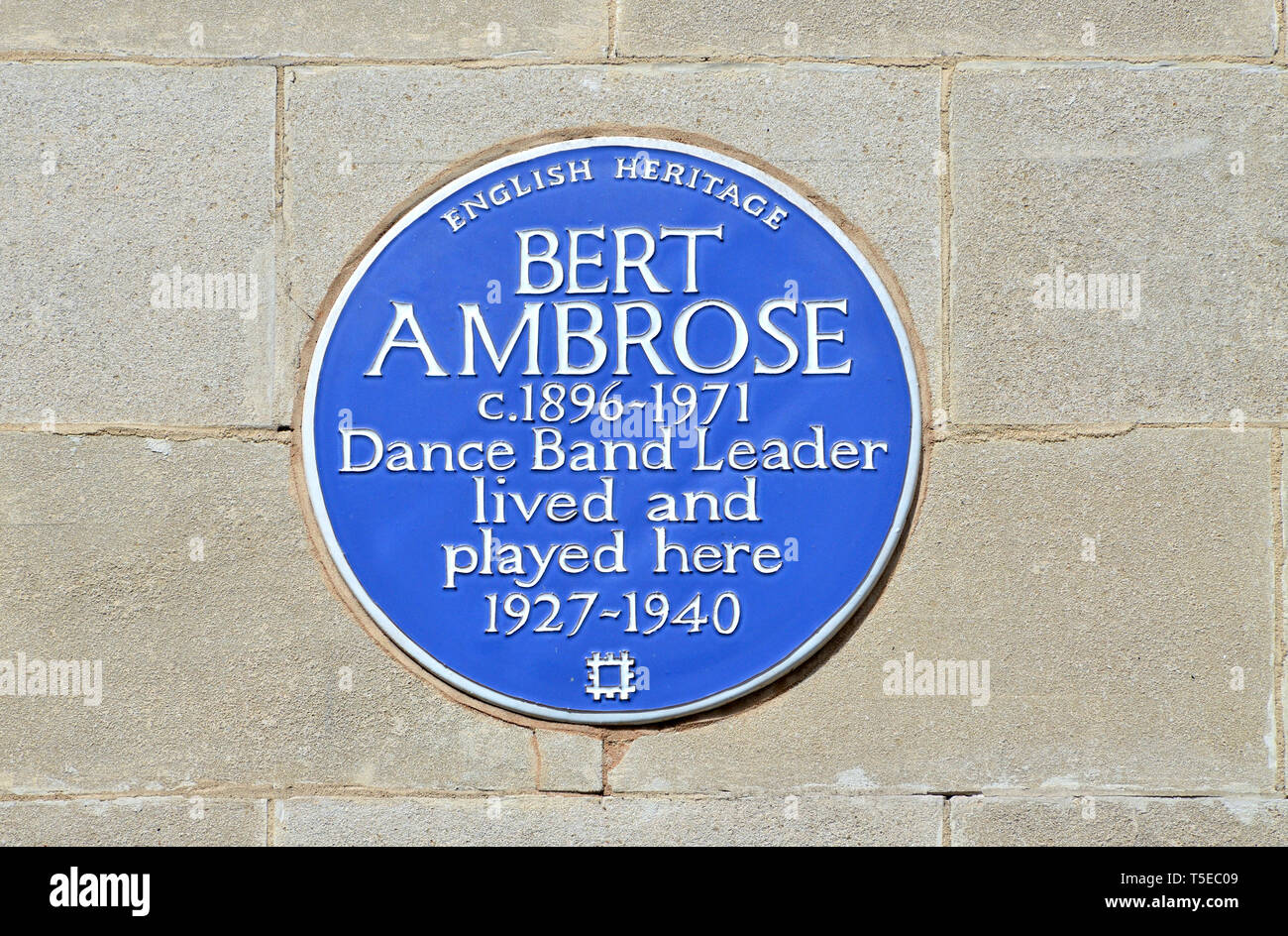 London, England, UK. Commemorative blaue Plakette: Bert Ambrose (c.1896-1971), Tanz Band Leader, hier gelebt und gespielt, 1927-1940 - Das May Fair Hotel, Stockfoto