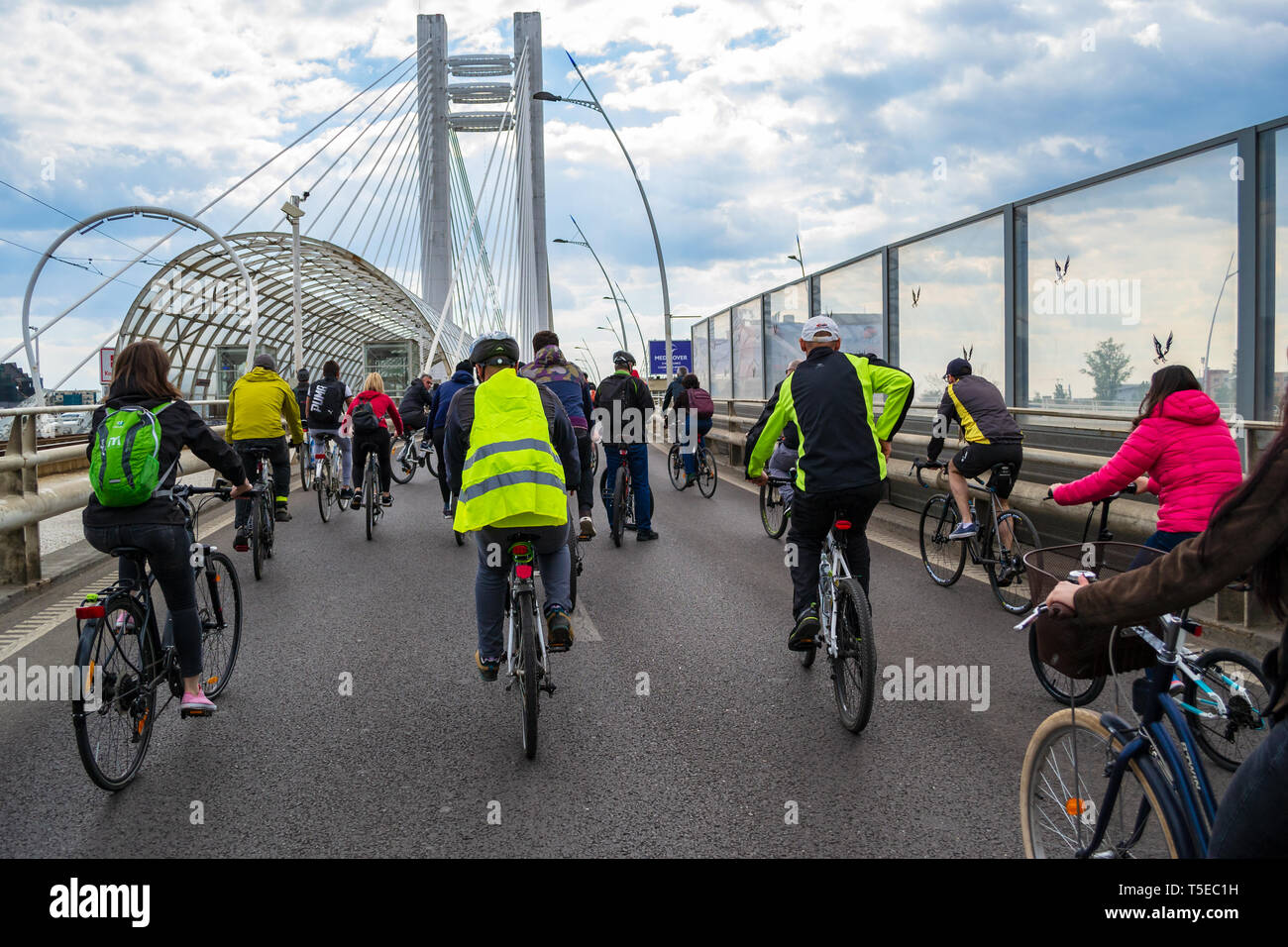 Bukarest, Rumänien - April 20, 2019: Radfahrer gegen die armen städtischen Infrastruktur für Radfahrer in Bukarest, Rumänien protestieren. Radfahrer auf Basarab Ov Stockfoto