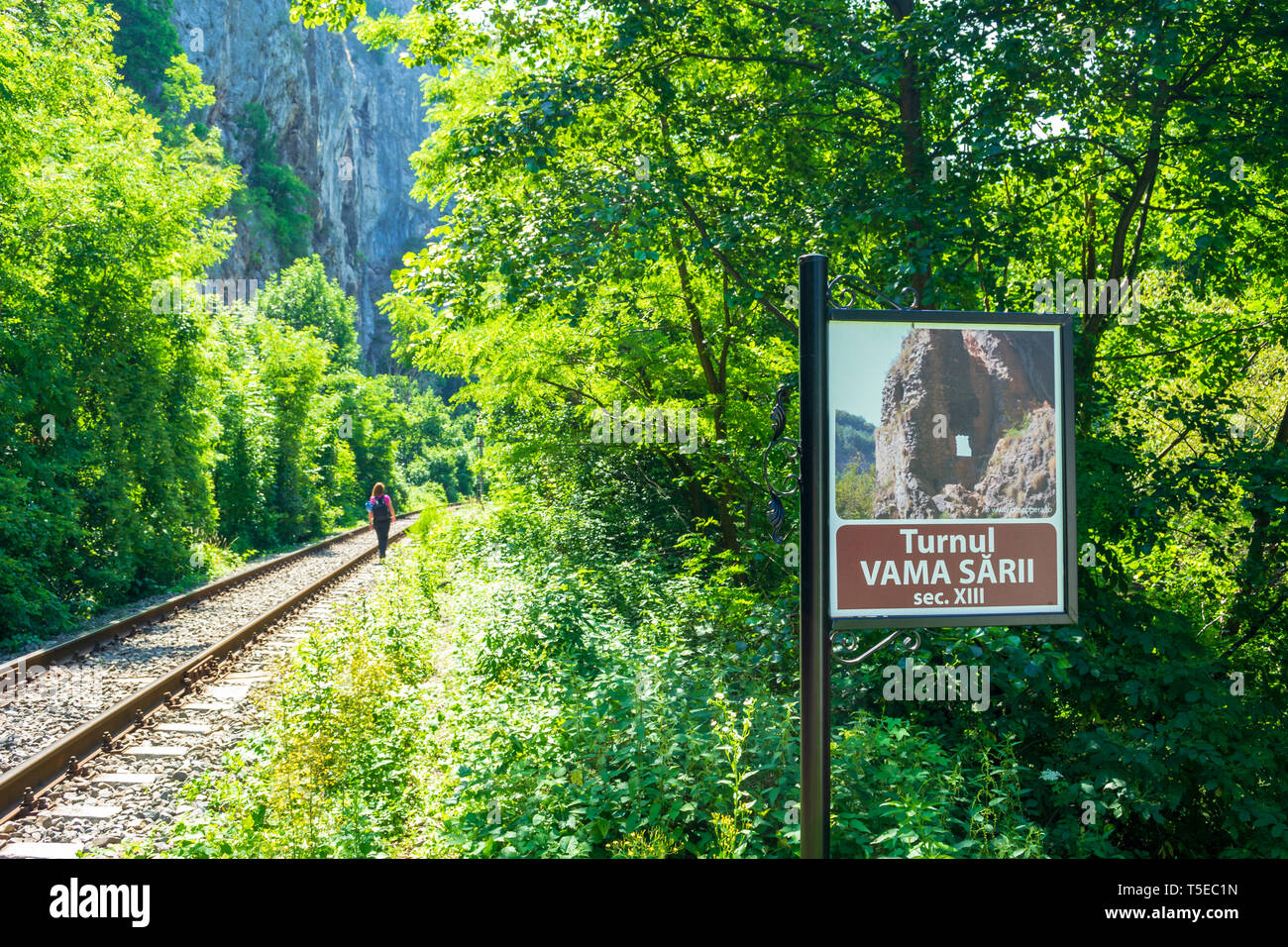 Bihor, Rumänien - 24. Juni 2017: "Vama Sarii' Signpost und Eisenbahn mit schmalen Pfad entlang, Zugang zu mehreren Klettersteige in Va Stockfoto