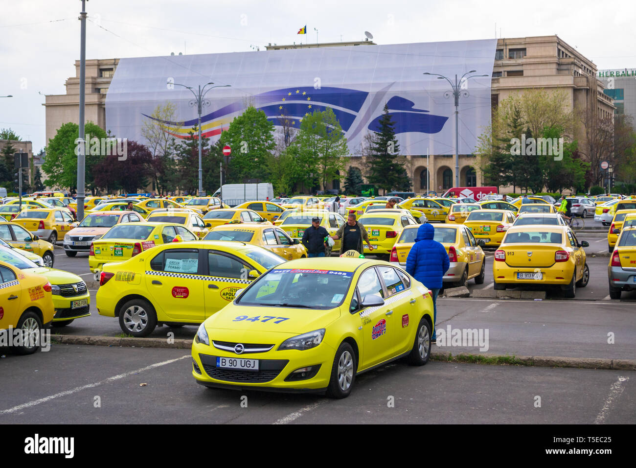 Bukarest, Rumänien - 17. April 2019: Taxifahrer protestieren gegen Uber und clevere Unternehmen, auf dem Siegesplatz (Piata Victoriei), vor der G Stockfoto