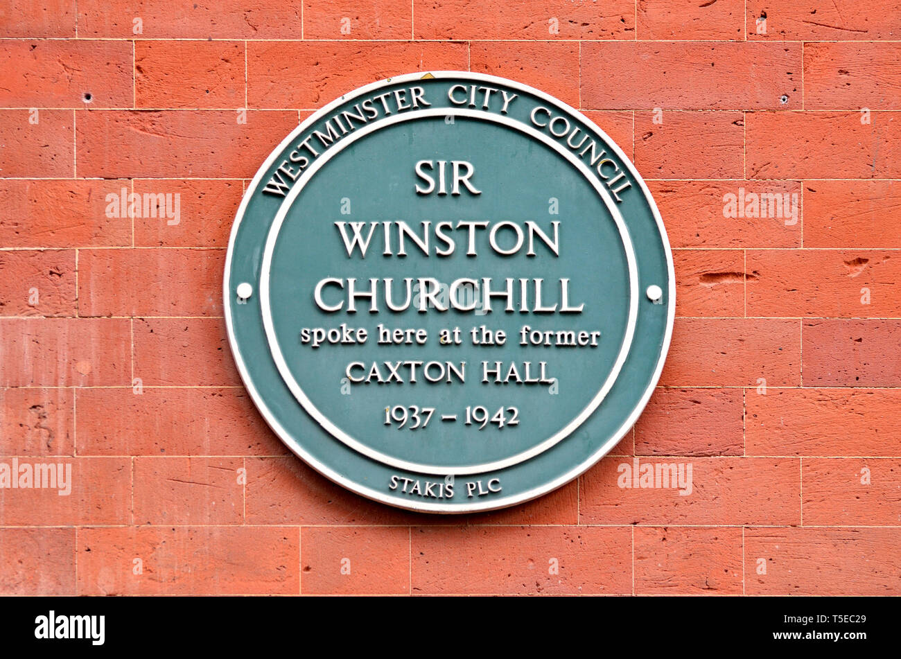 London, England, UK. Commemorative blaue Plakette: Sir Winston Churchill sprach hier an der ehemaligen Caxton Hall 1937-1942 - Caxton Hall, St James's Stockfoto