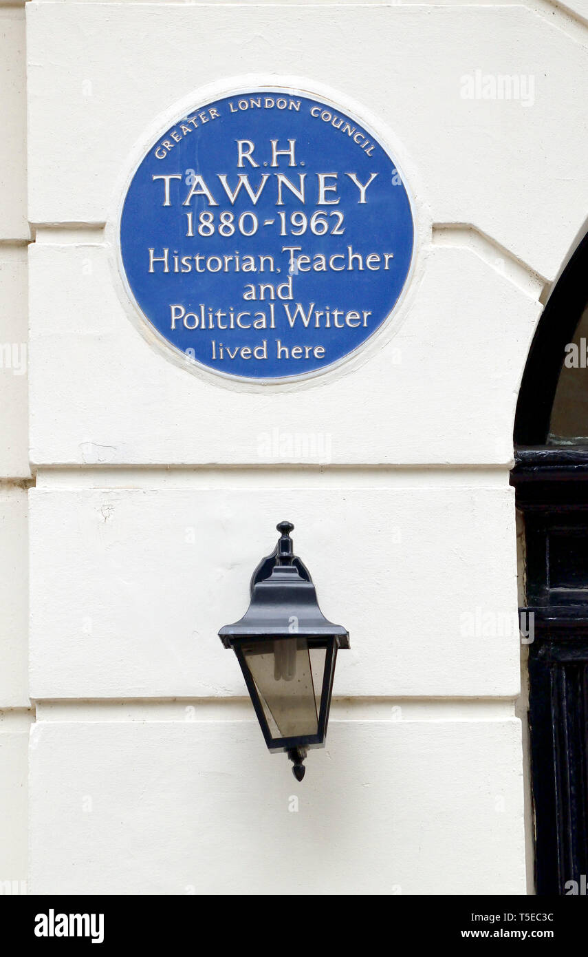 London, England, UK. Commemorative blaue Plakette: R.H. Tawney 1880-1962 Historiker, Lehrer und politischer Schriftsteller hier gelebt - 21 Mecklenburgh Square, Ca Stockfoto