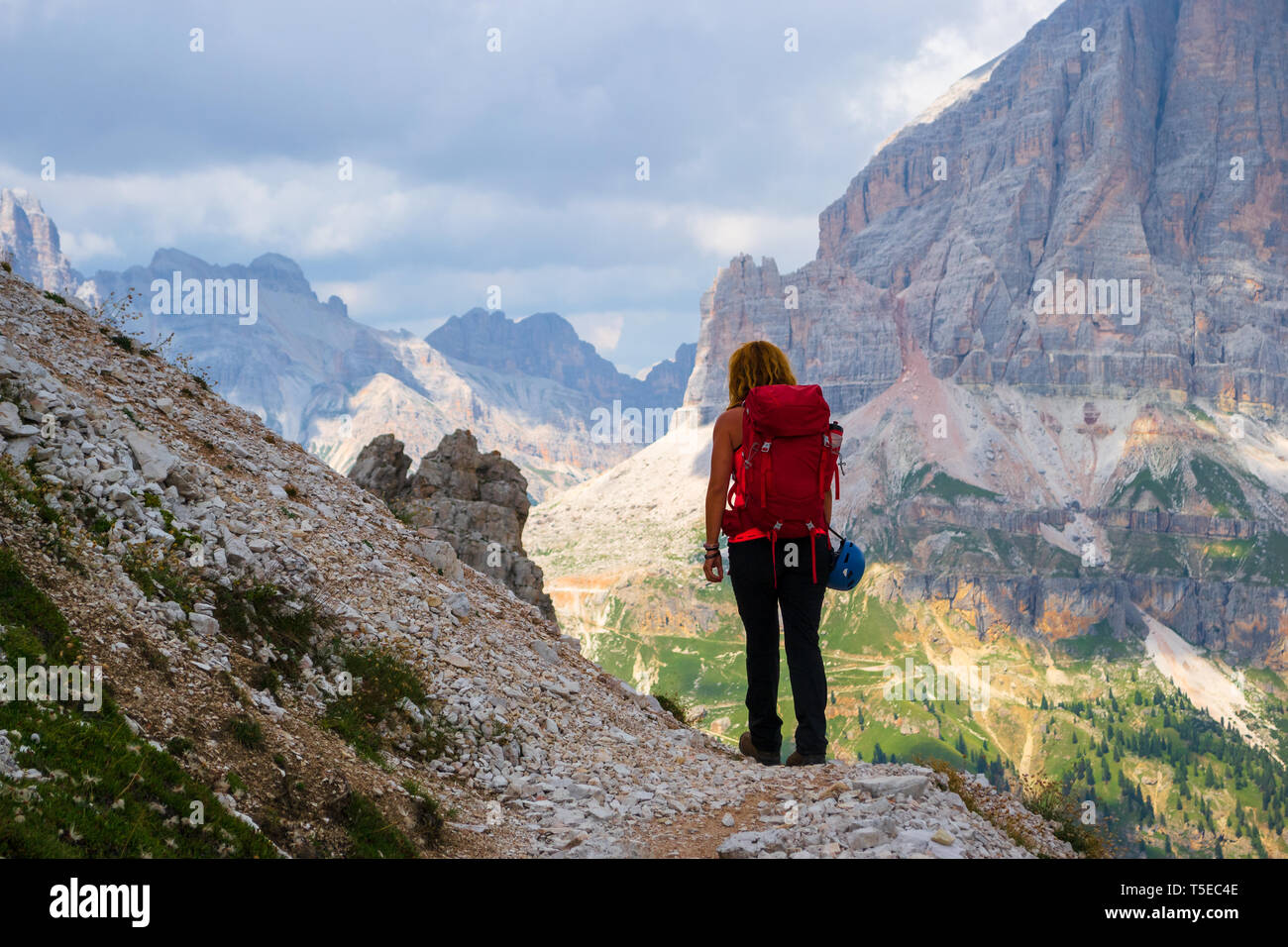Junge Frau wandern in den Dolomiten, Berge, Italien, auf Giro delle Cinque Torri, mit Gewitterwolken nähern. Führung, in die Berge reisen. Stockfoto