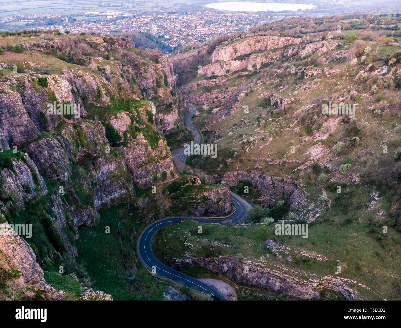 Antenne drone Foto von Cheddar Gorge, Somerset UK. Bei Sonnenaufgang, der Wärme des Lichtes durch die Schlucht zu kommen und das Licht auf den Felsen zu erfassen Stockfoto