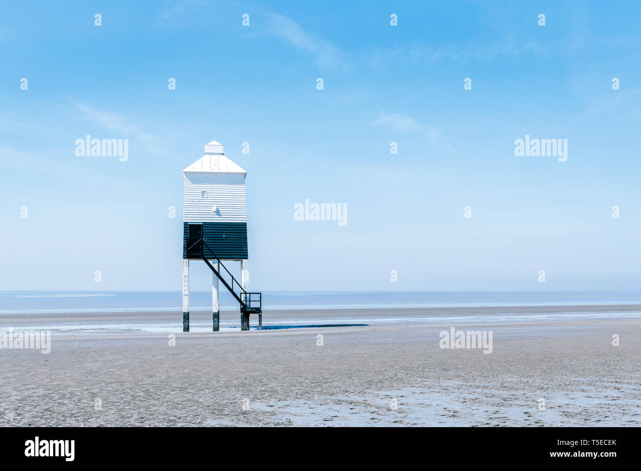 Leuchtturm auf Burnham-on-Sea Strand, Somerset UK. Am Mittag, kraftvolles Licht und Schatten der Leuchtturm Struktur zu markieren. Stockfoto