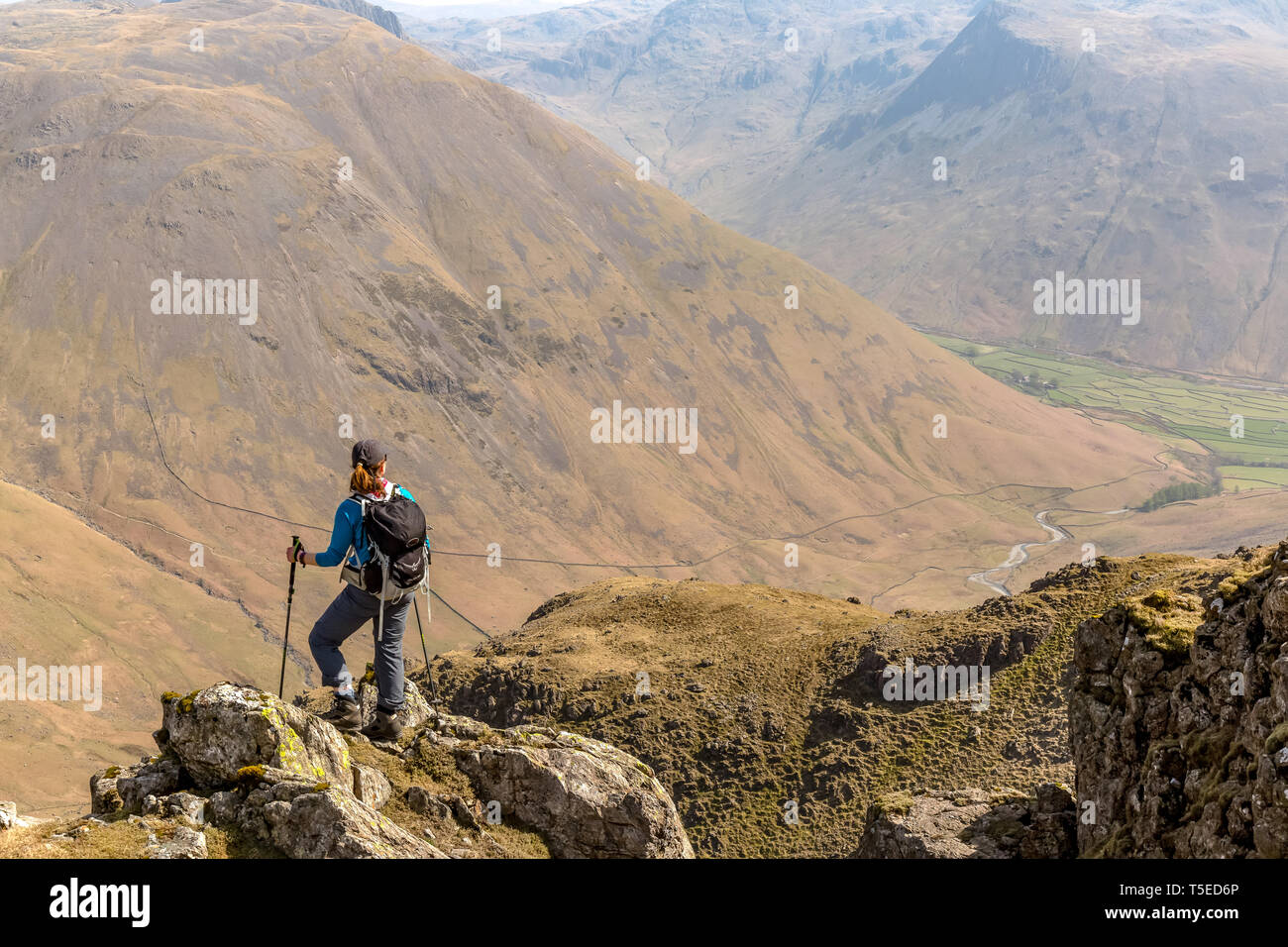 Eine einsame weibliche Wanderer auf dem Weg zu den Pisten von Kirk sank von Red Pike im englischen Lake District National Park. Stockfoto