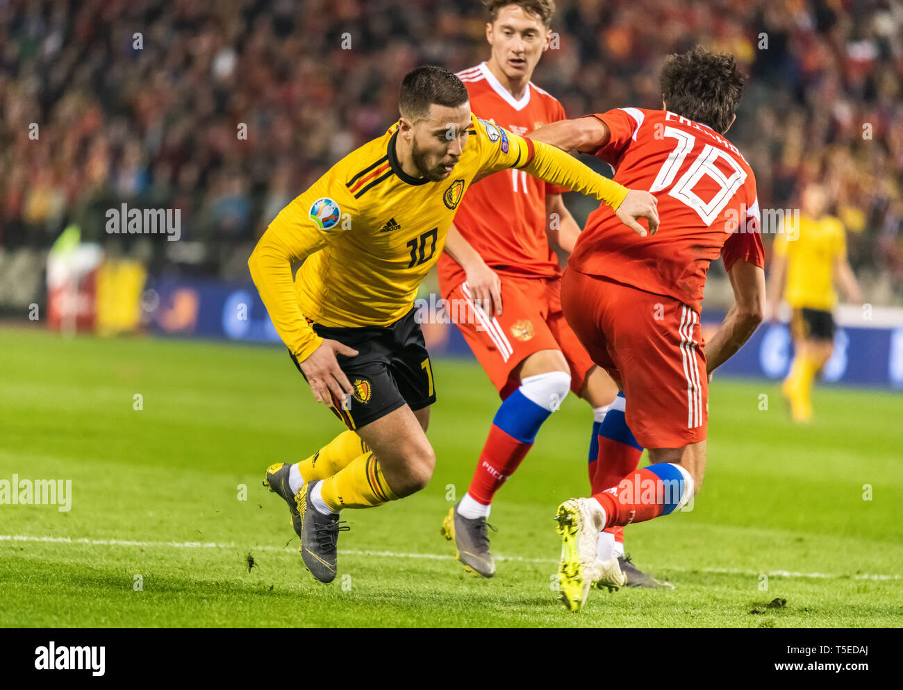 Brüssel, Belgien - 21. März 2019. Russland Nationalmannschaft Verteidiger Yuri Zhirkov begeht ein Foul auf Belgien National Football Team Captain Eden Hazard Stockfoto