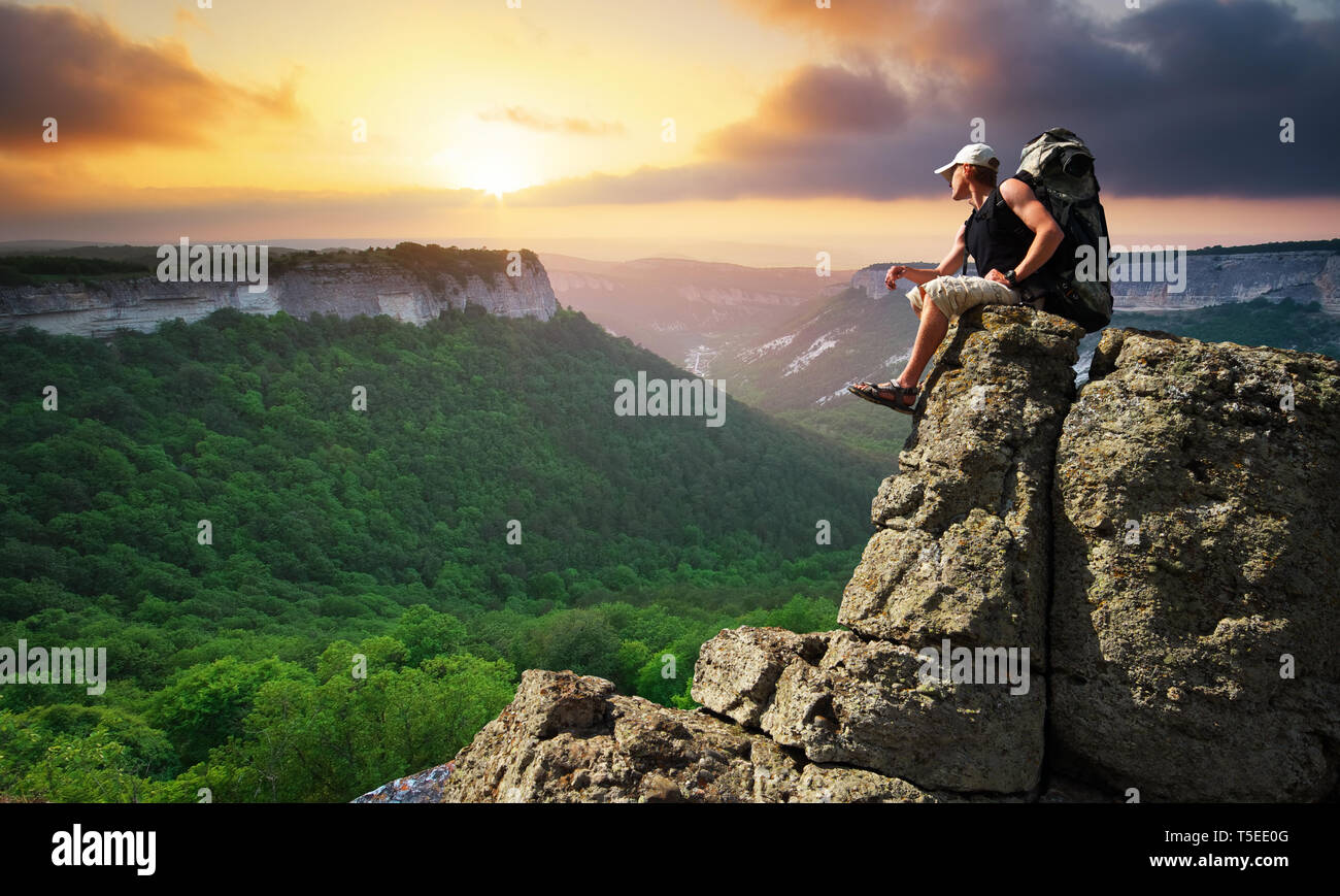 Man am Gipfel des muntain und auf Sonne schauen. Natur und Reisen. Stockfoto