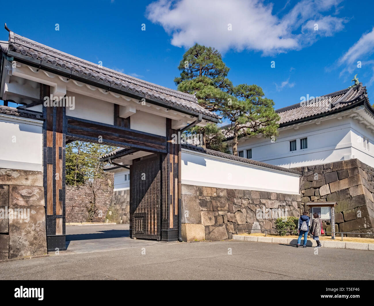 21. März 2019: Tokyo, Japan - sakurada-mon Tor, ein Eingang zum Kaiserpalast, Tokyo. Stockfoto