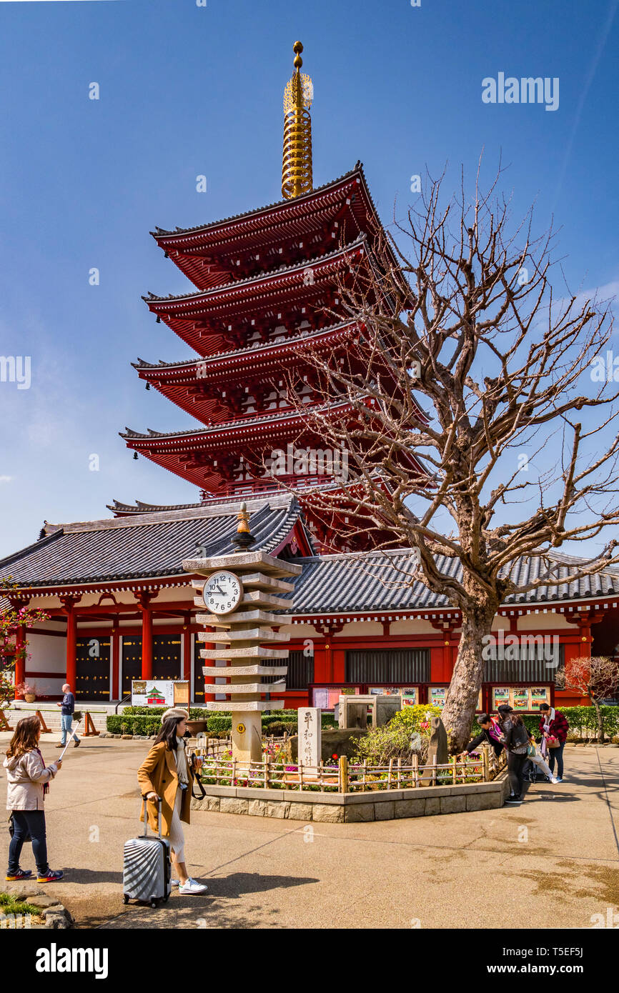 25. März 2019: Tokyo, Japan - Die Five-Story Pagode und Clocktower auf Senso-ji Buddhistischen Tempel, Tokio. Stockfoto