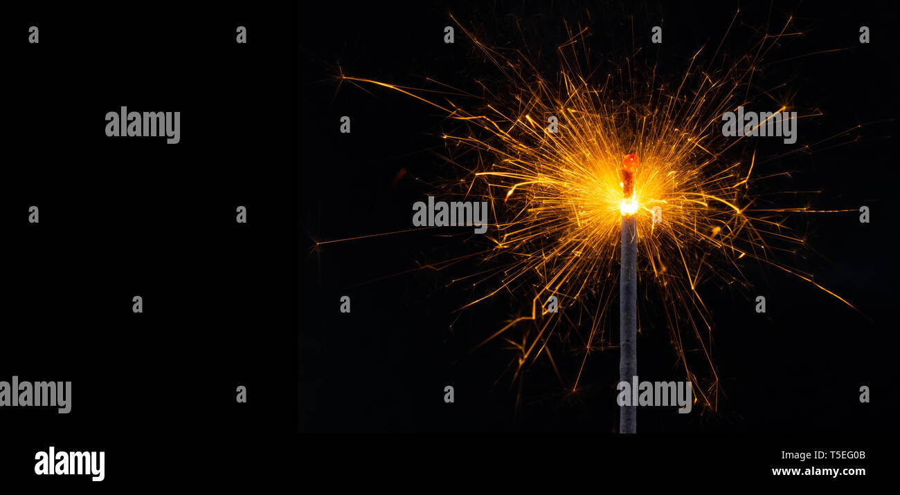 Brennende wunderkerze Feuerwerk an Silvester detail Stockfoto