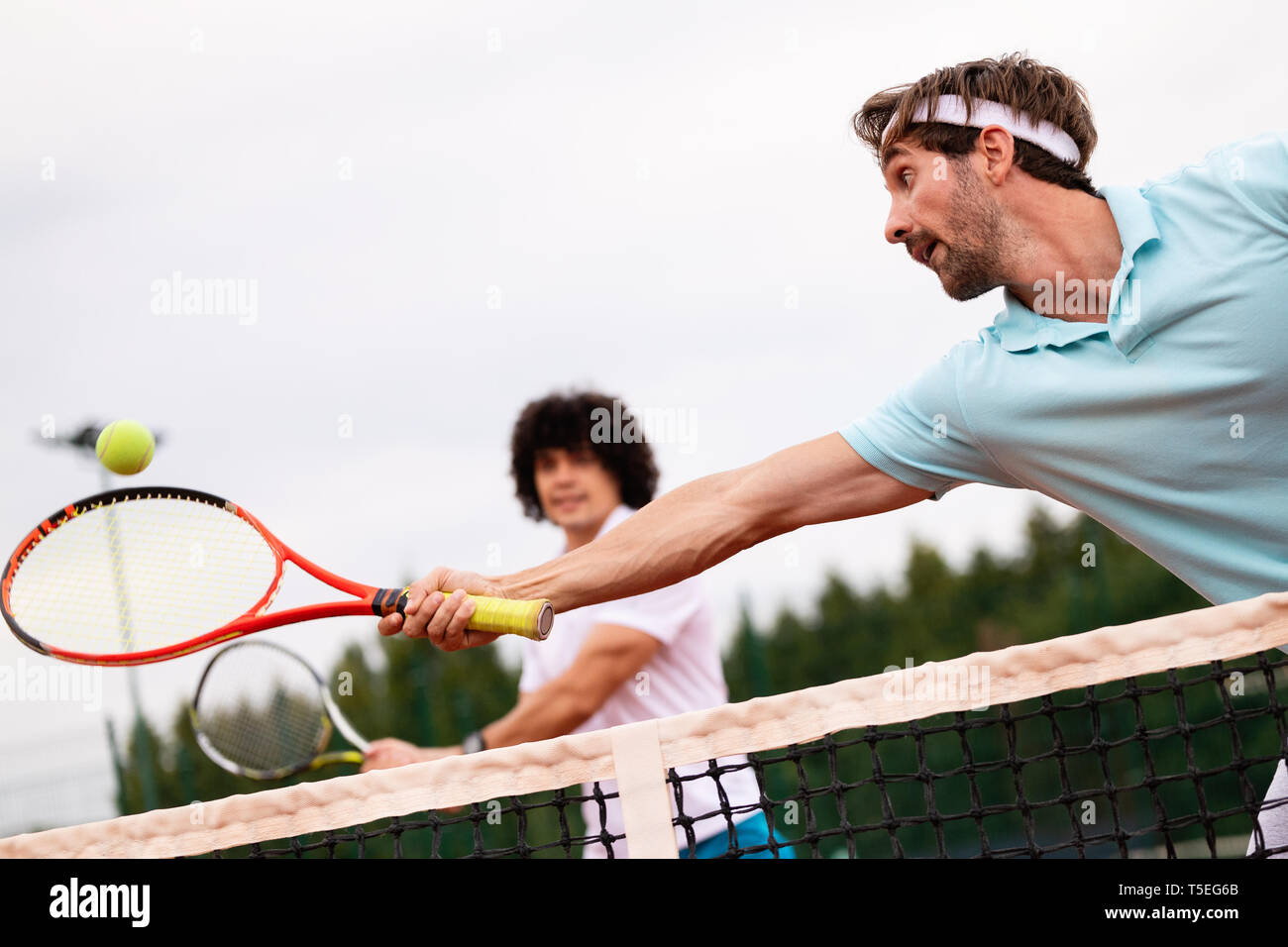 Gruppe von gesunden glücklichen Freunde an der Verein Tennis spielen. Stockfoto