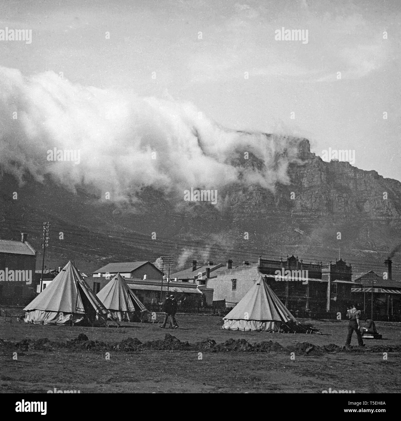 Foto während der Burenkrieg in Südafrika, in Kapstadt. Ein Lager der britischen Soldaten, mit dem Tafelberg im Hintergrund. Stockfoto