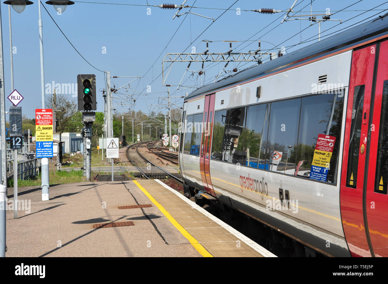 Mehr Anglia Klasse 170 DMU wartet in der Plattform 1 mit einem Zug in Richtung Norden von Ely, Cambridgeshire, England, Großbritannien Stockfoto