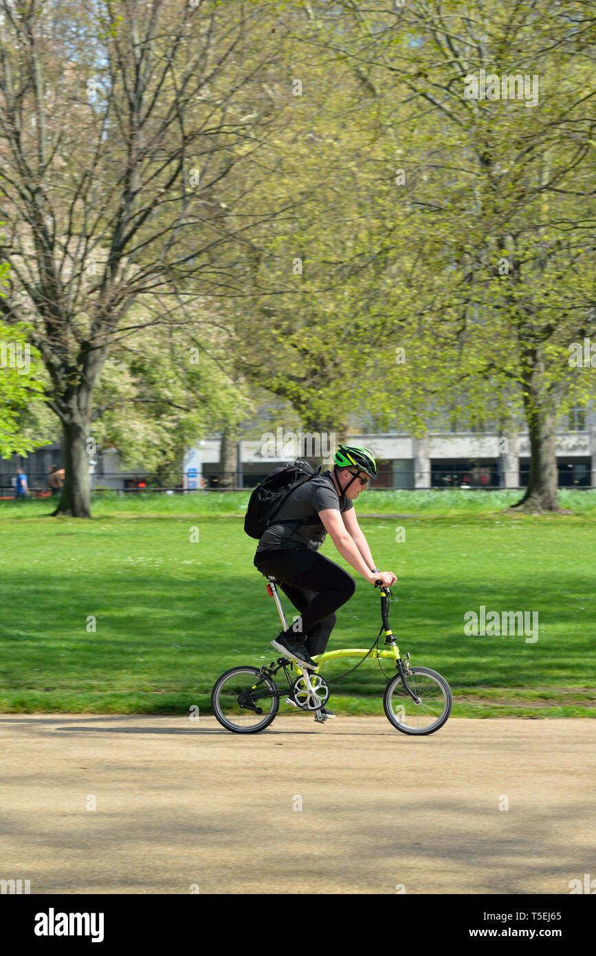 Zusammenklappbares fahrrad -Fotos und -Bildmaterial in hoher Auflösung –  Alamy