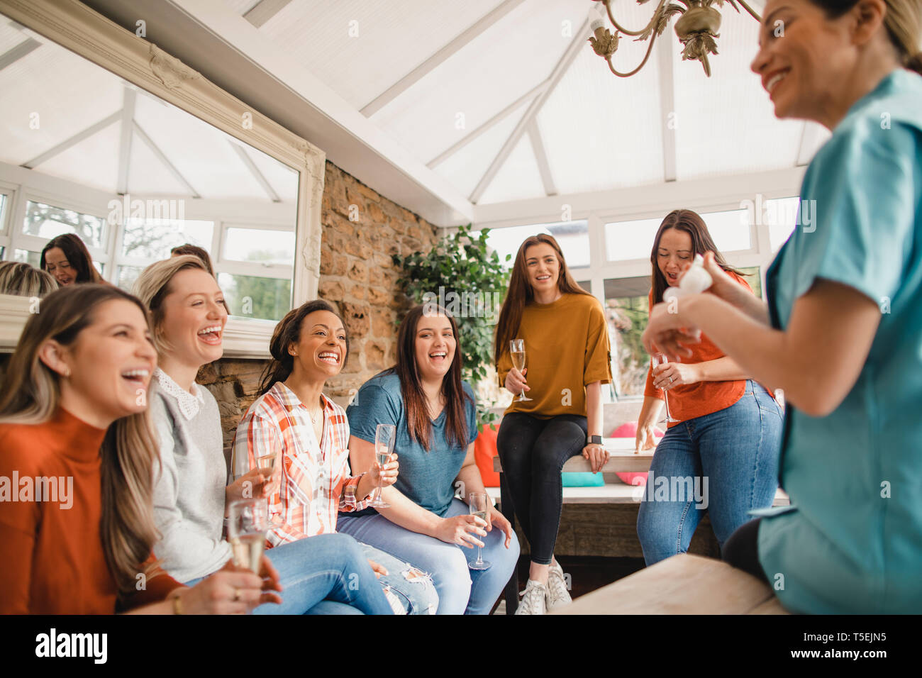 Mitte nach Schönheit Vertriebsmitarbeiter ein Verkaufsgespräch zu einer Gruppe von Frauen, die an ein Produkt. Stockfoto