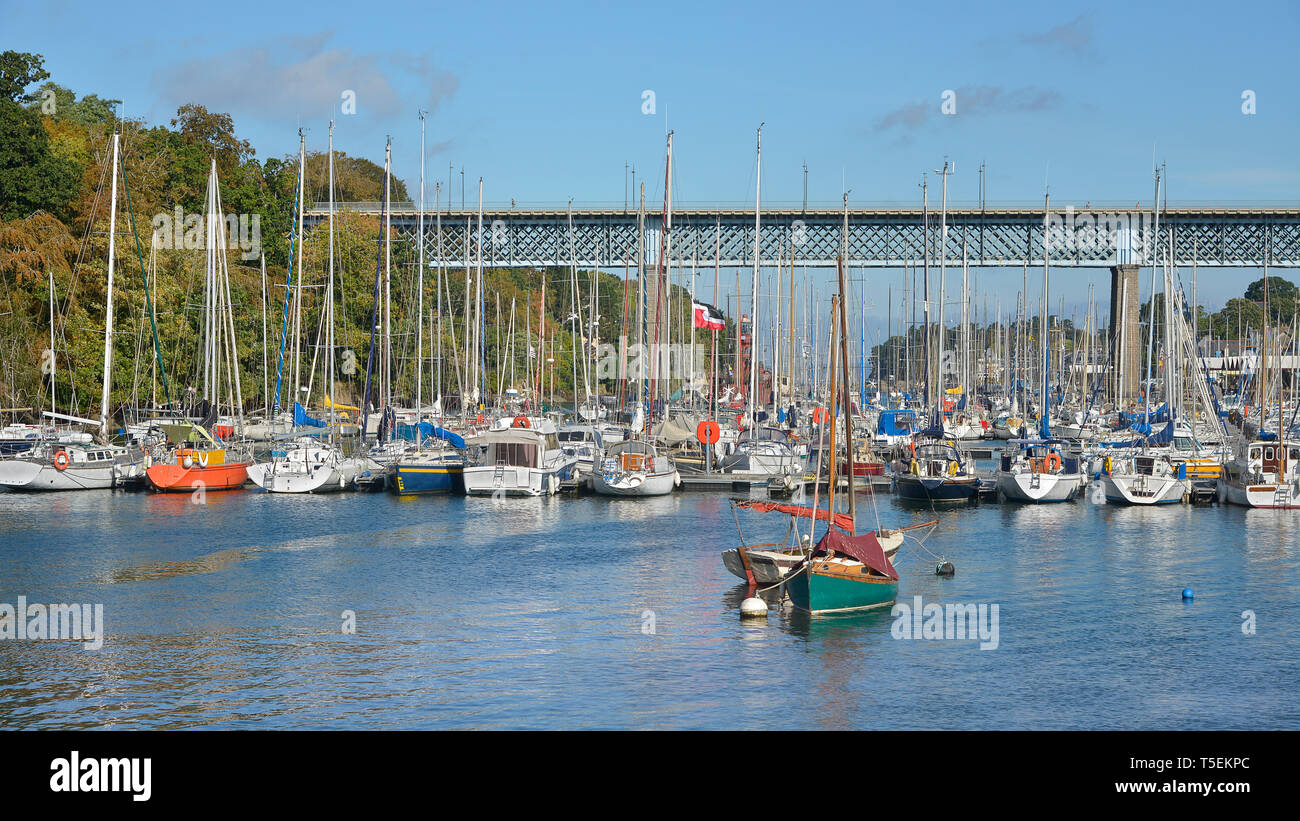 Port Rhu und Brücke von Douarnenez, eine Gemeinde im Département Finistère in der Bretagne in Frankreich. Stockfoto