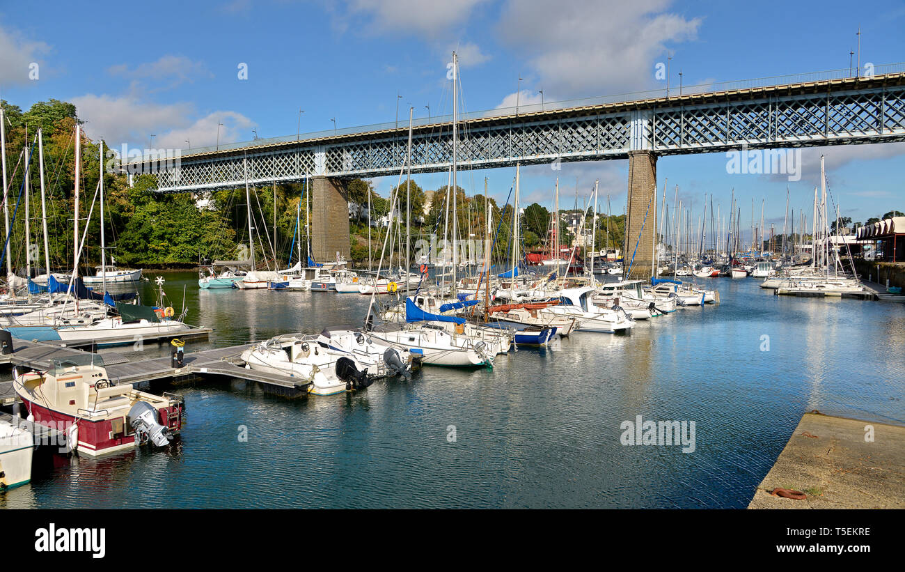 Port Rhu und Brücke von Douarnenez, eine Gemeinde im Département Finistère in der Bretagne in Frankreich. Stockfoto