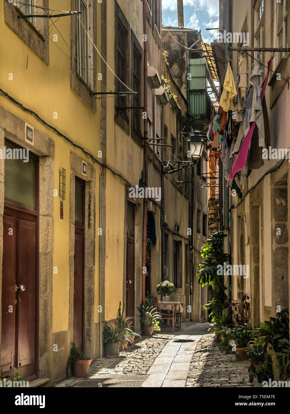 Typische Gasse in der Altstadt von Porto, Portugal Stockfoto