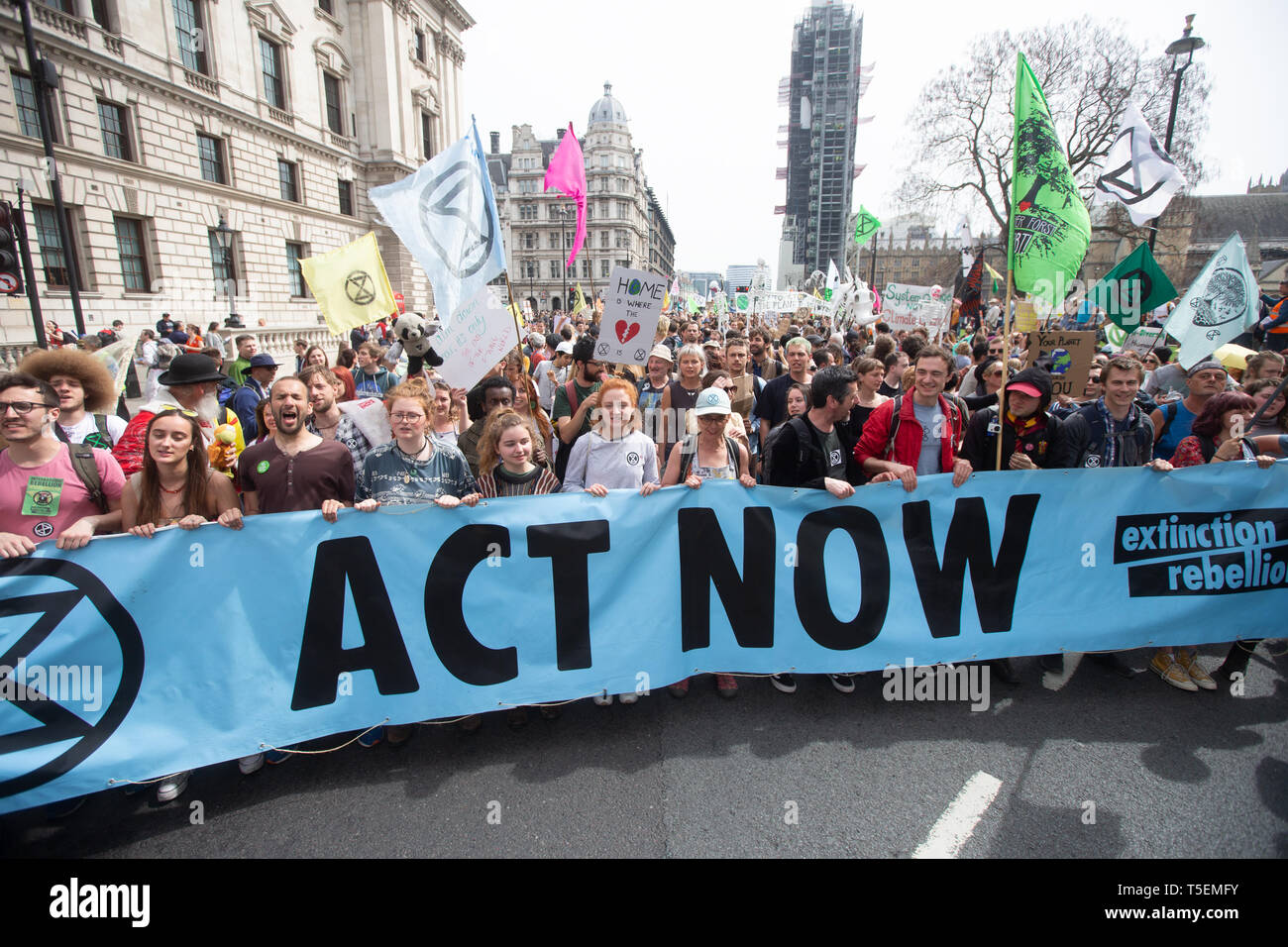 Mitglieder des Aussterbens Rebellion März von Marble Arch, dem Parlament entfernt. Sie fordern die Regierung auf, Rechtsvorschriften über den Klimawandel zu ändern. Stockfoto