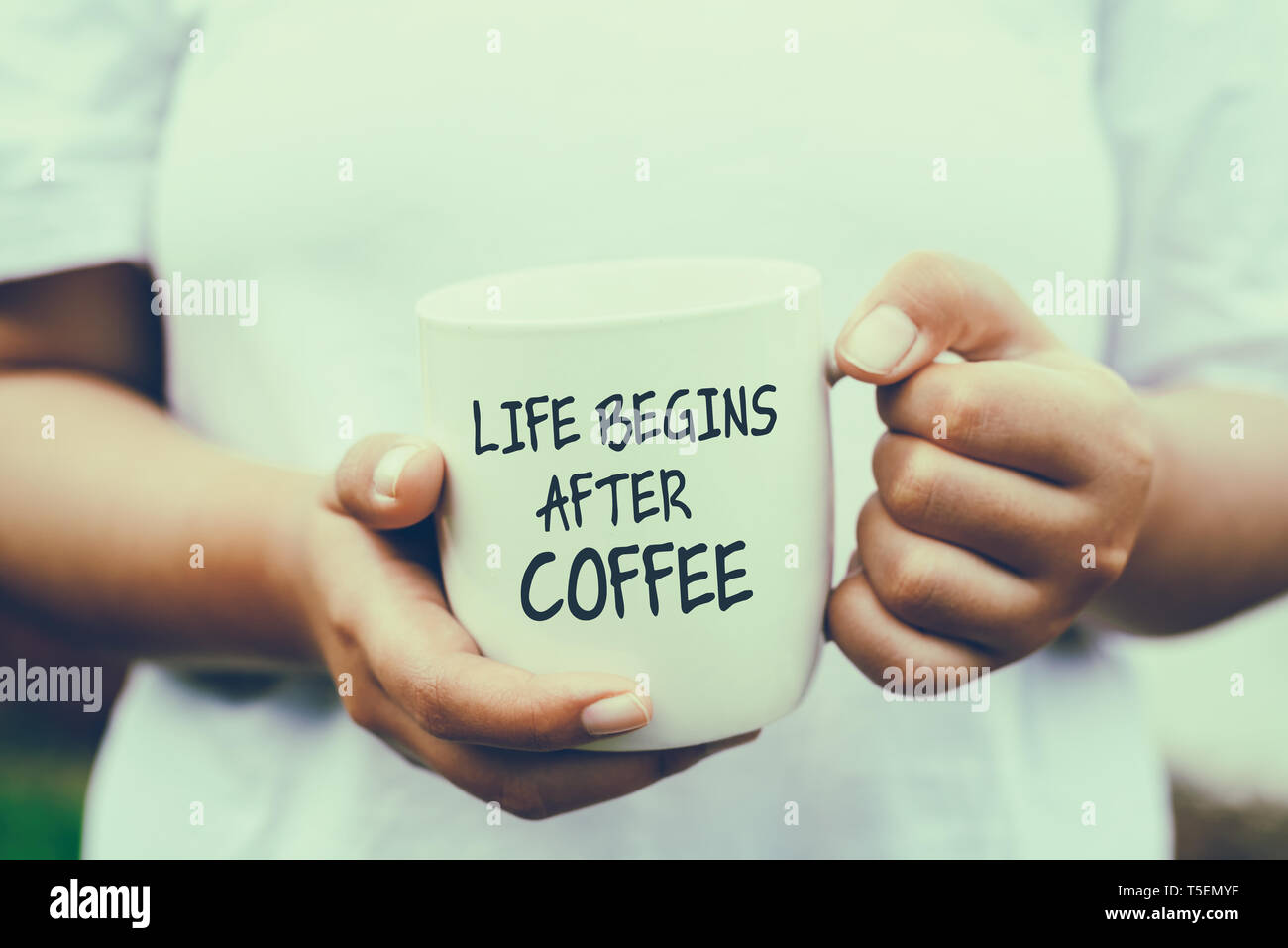 Inspirational Anführungsstriche - Das Leben beginnt nach dem Kaffee Stockfoto