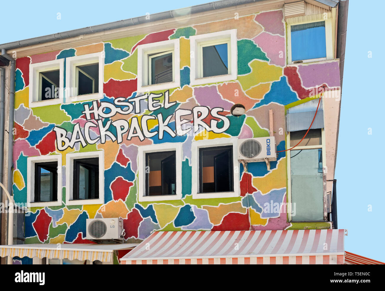 Farbenfrohe hostel Gebäude; Fröhlich, einzigartige, Mostar, Bosnien Herzegowina; Europa; Sommer, horizontal Stockfoto